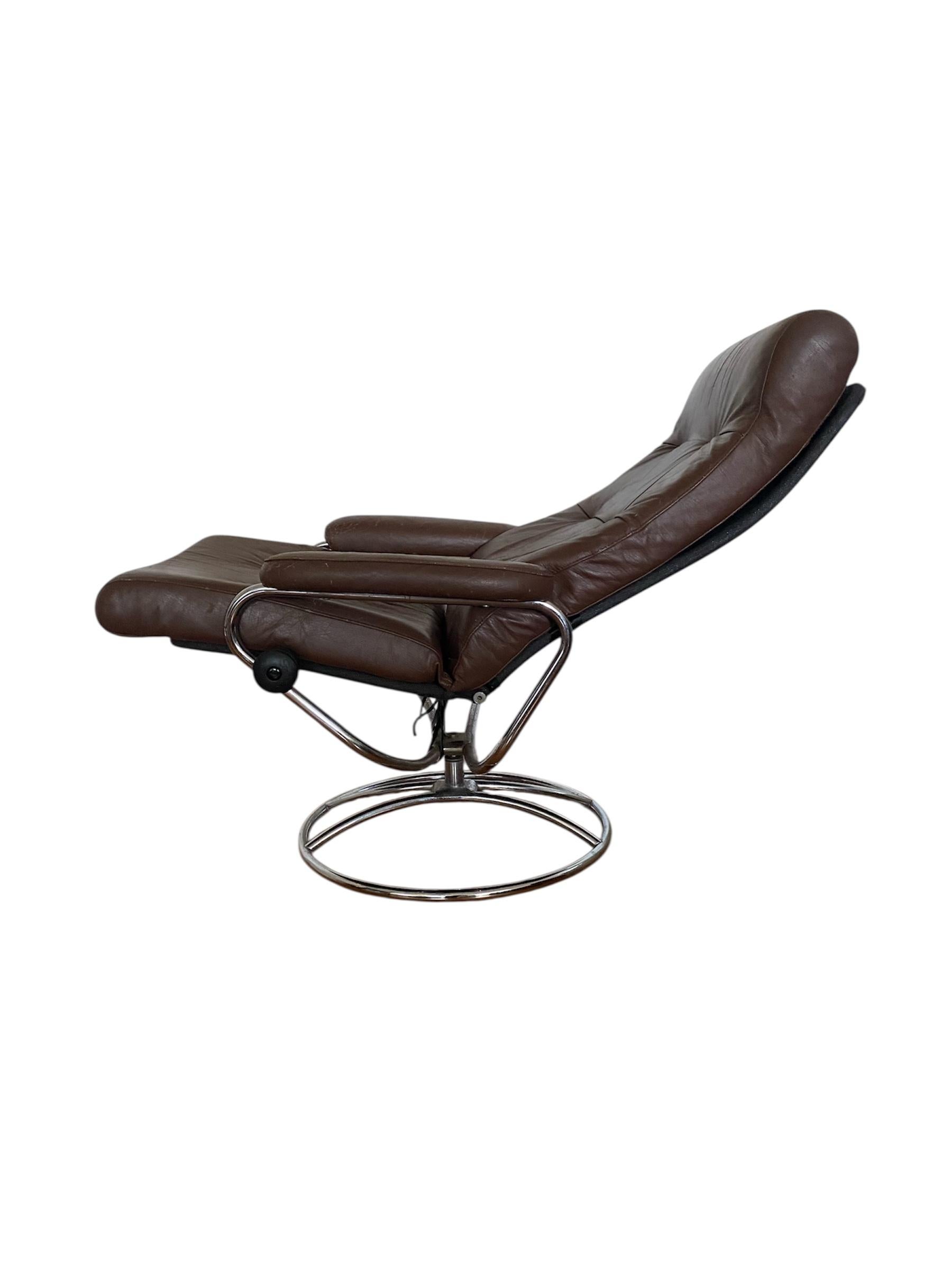 20ième siècle Ekornes Stressless Chaise longue inclinable et pouf en cuir Brown en vente