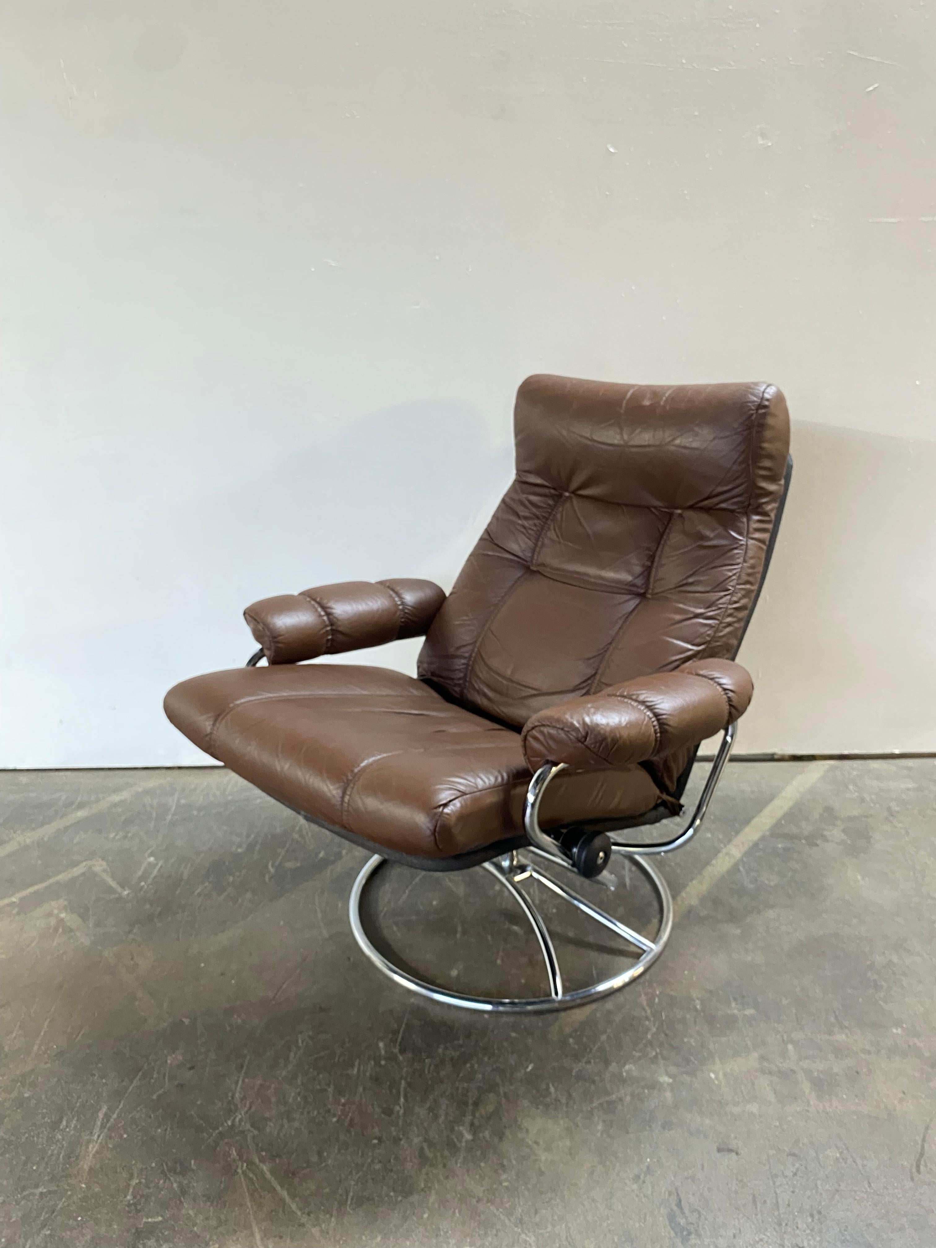 Ekornes Stressless Reclining Lounge Chair and Ottoman in Brown Leather For Sale 1
