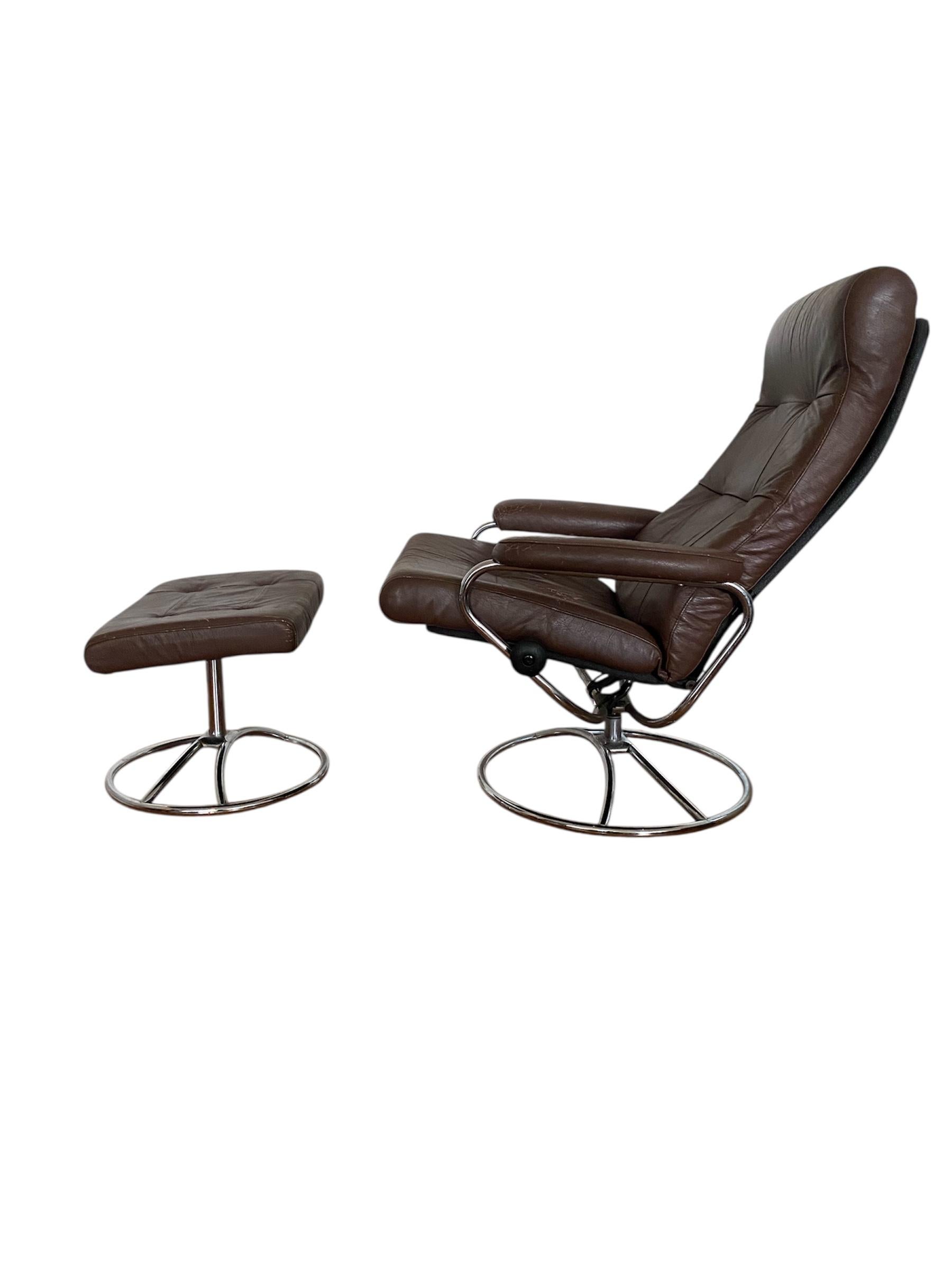 Cuir Ekornes Stressless Chaise longue inclinable et pouf en cuir Brown en vente