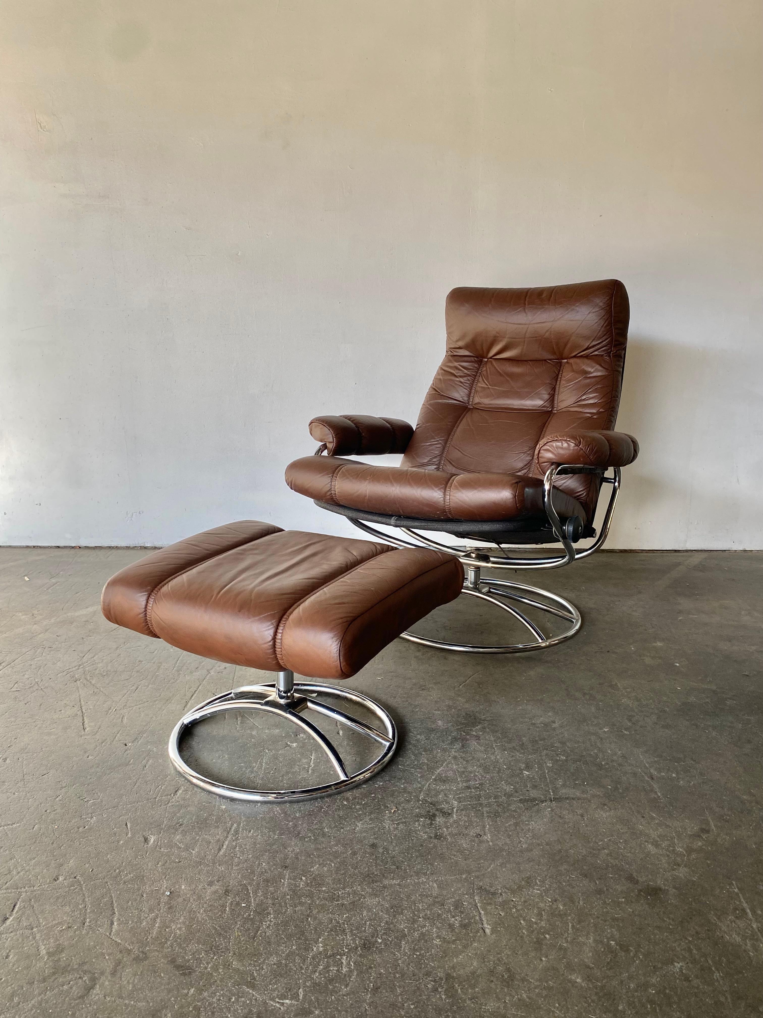 Ekornes Stressless Reclining Lounge Chair and Ottoman in Brown Leather For Sale 2