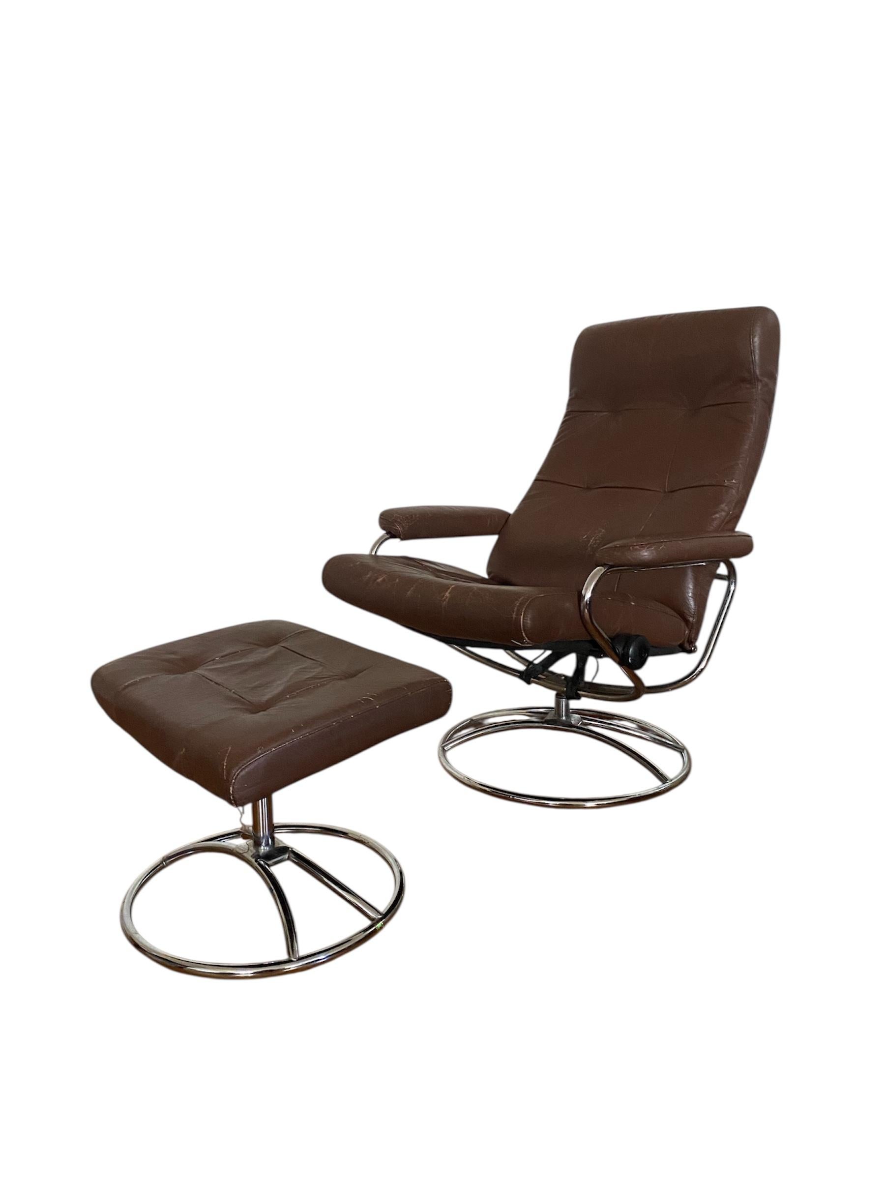 Ekornes Stressless Chaise longue inclinable et pouf en cuir Brown en vente 1