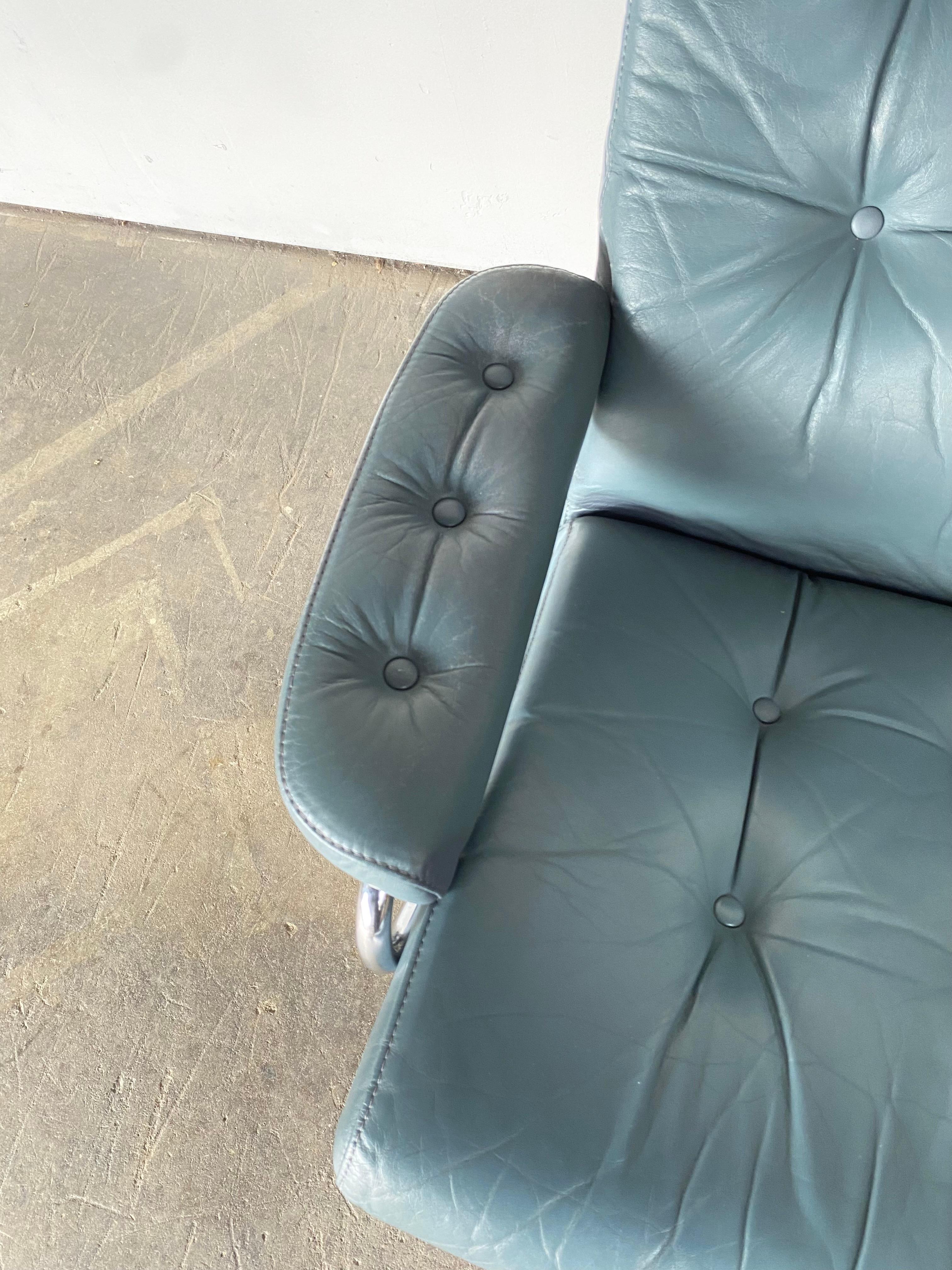 Ekornes Stressless Reclining Lounge Chair and Ottoman in Blue Leather For Sale 1