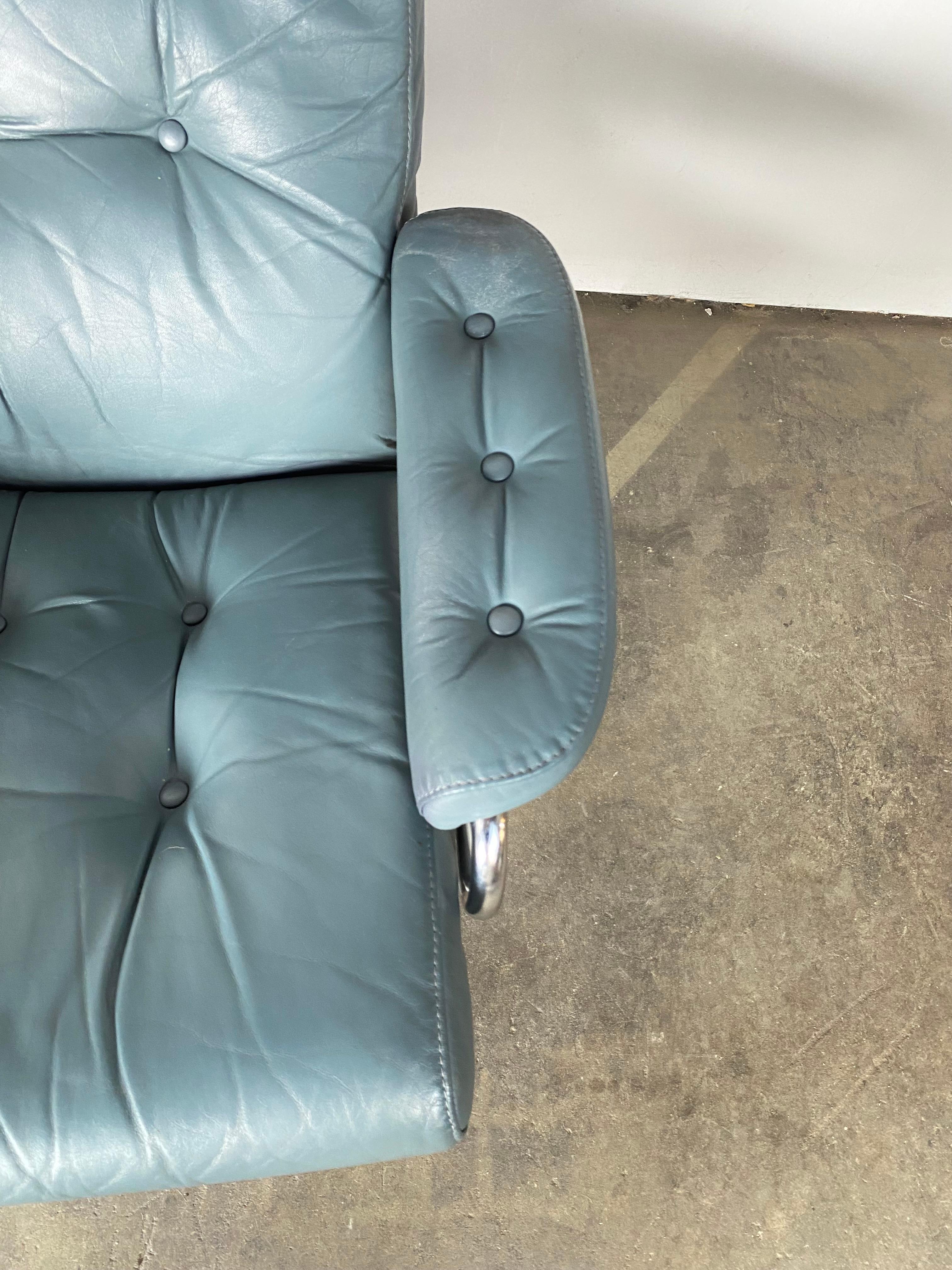 Ekornes Stressless Reclining Lounge Chair and Ottoman in Blue Leather For Sale 2