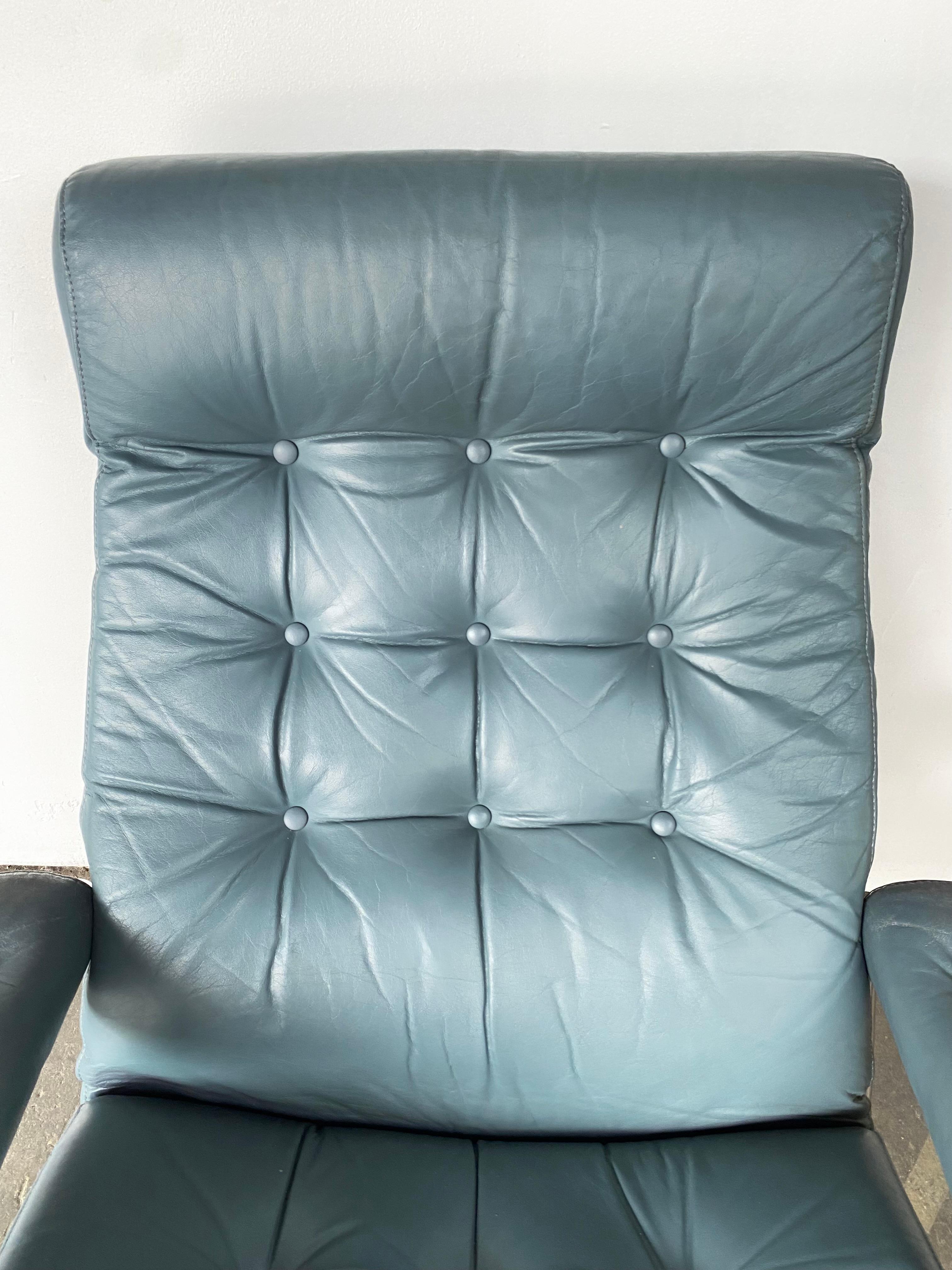 Ekornes Stressless Reclining Lounge Chair and Ottoman in Blue Leather For Sale 3