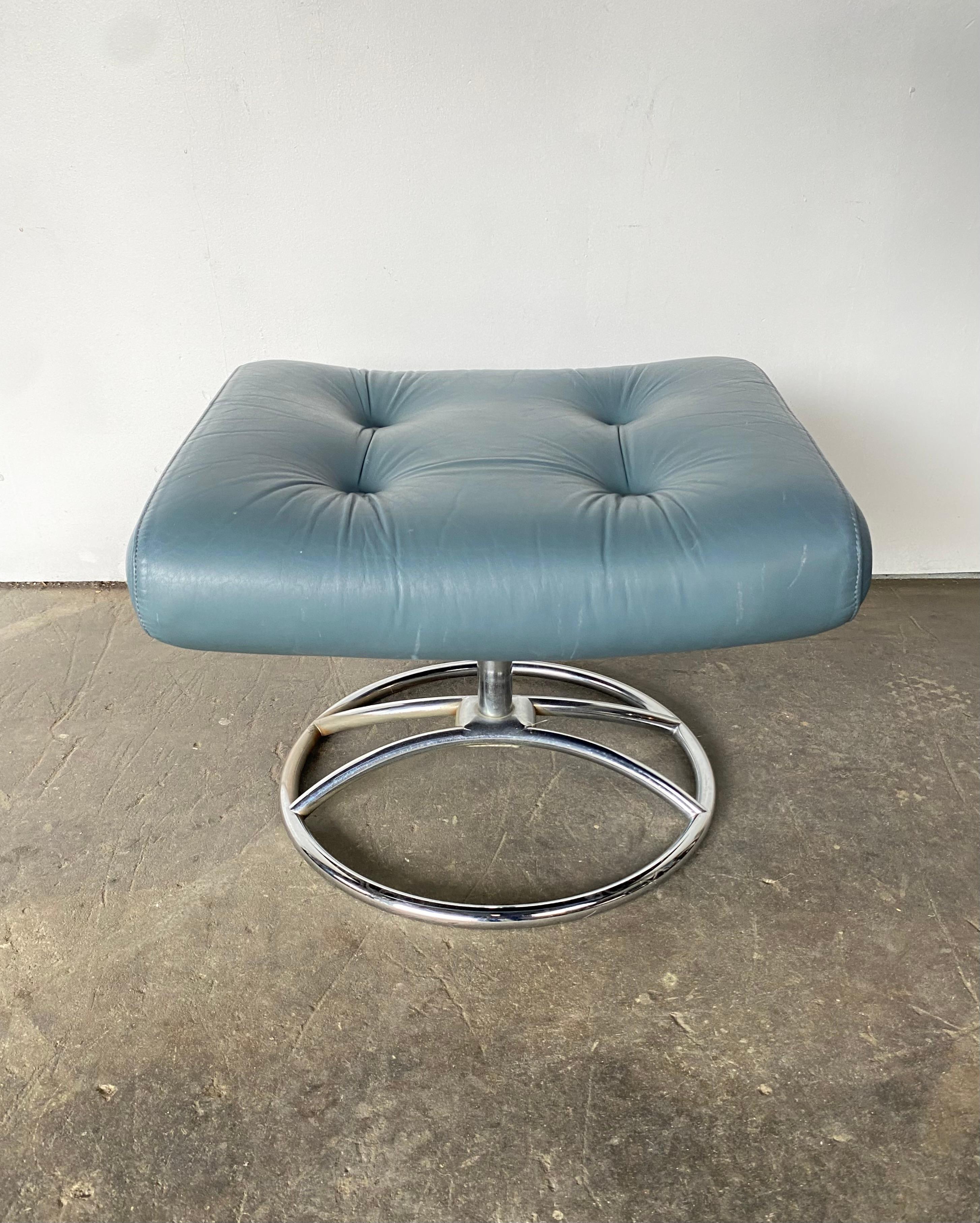Ekornes Stressless Reclining Lounge Chair and Ottoman in Blue Leather For Sale 4