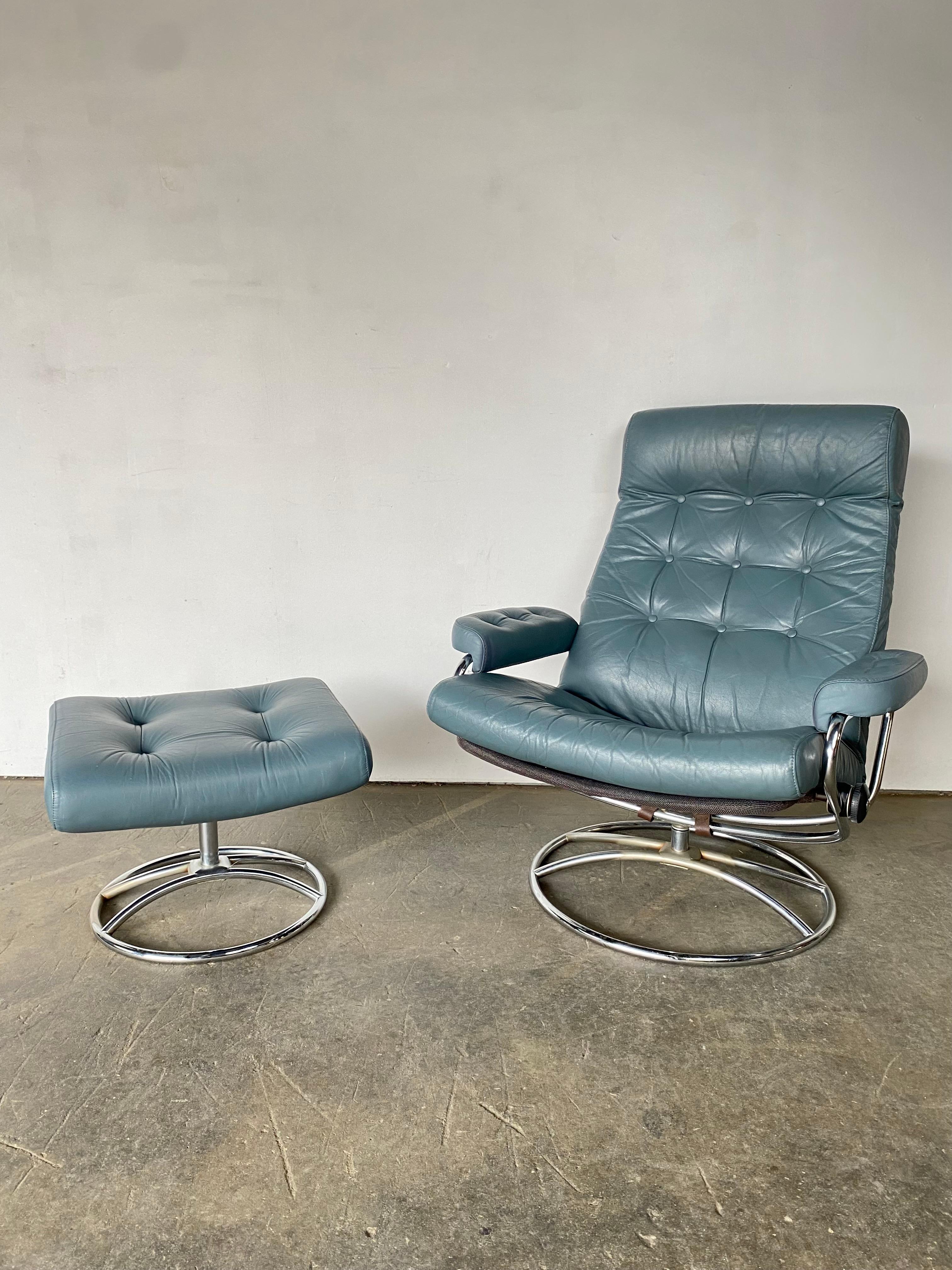 Ekornes Stressless Reclining Lounge Chair and Ottoman in Blue Leather For Sale 5