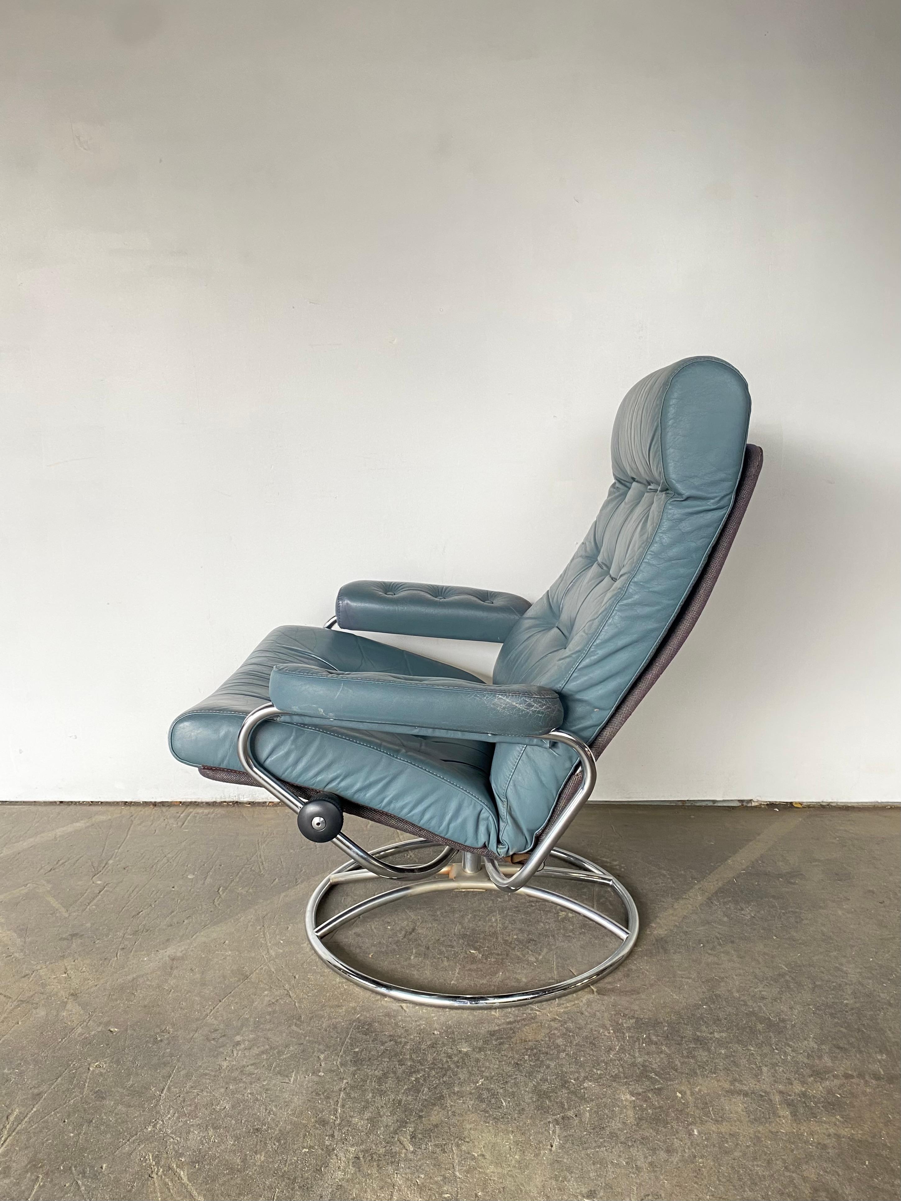 Mid-Century Modern Ekornes Stressless Reclining Lounge Chair and Ottoman in Blue Leather For Sale