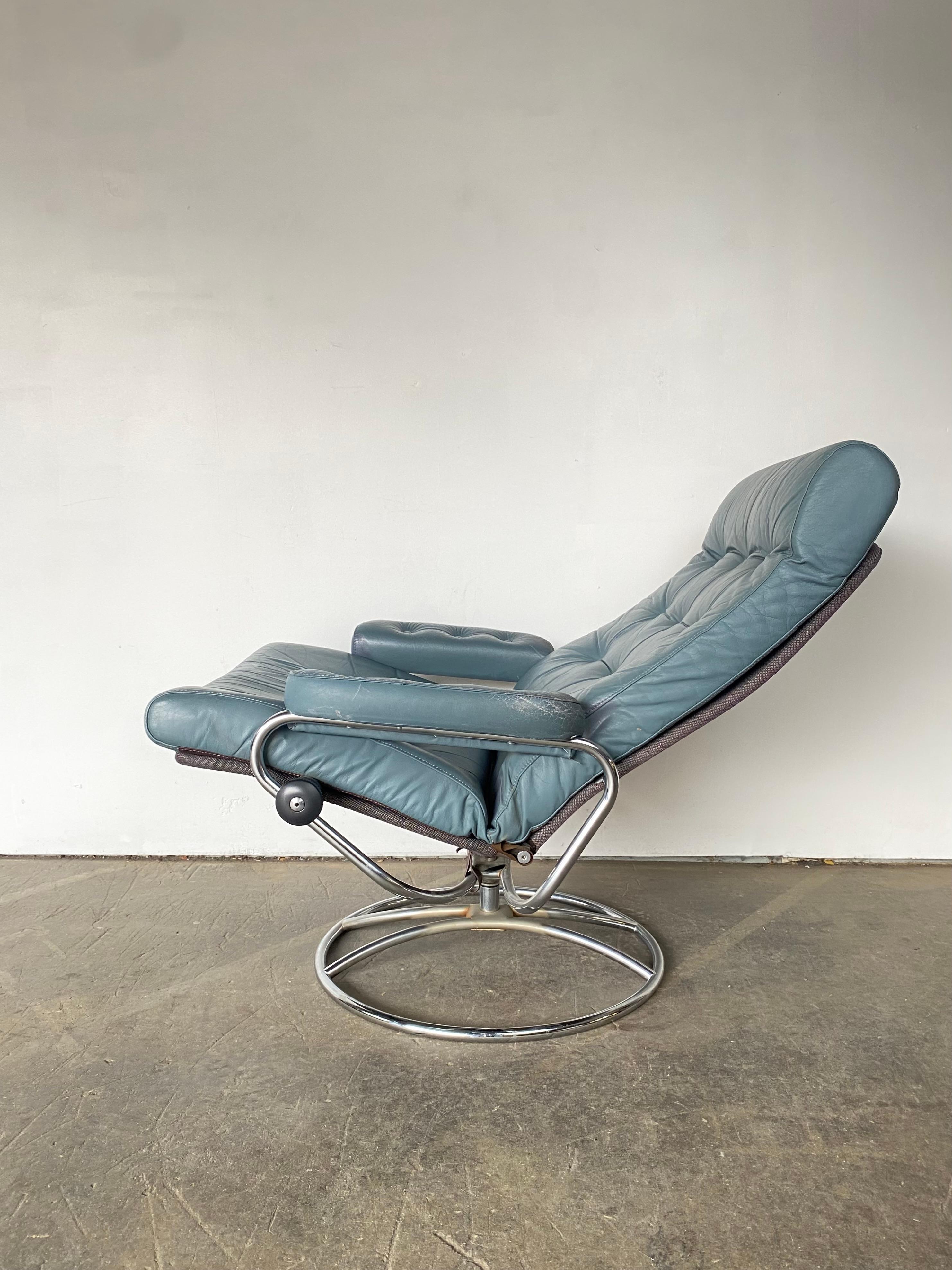 Norwegian Ekornes Stressless Reclining Lounge Chair and Ottoman in Blue Leather For Sale