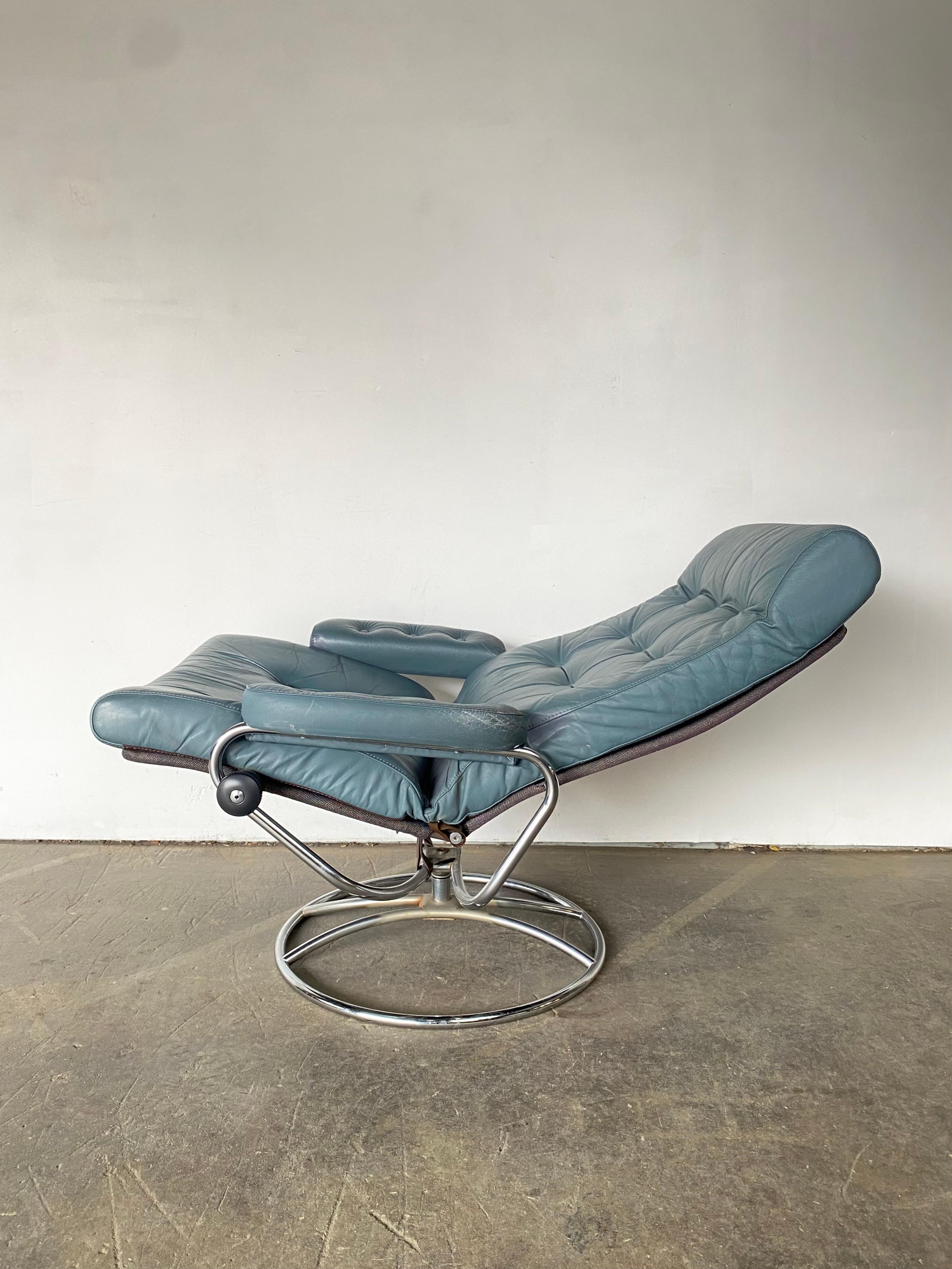 Ekornes Stressless Reclining Lounge Chair and Ottoman in Blue Leather In Good Condition For Sale In Brooklyn, NY