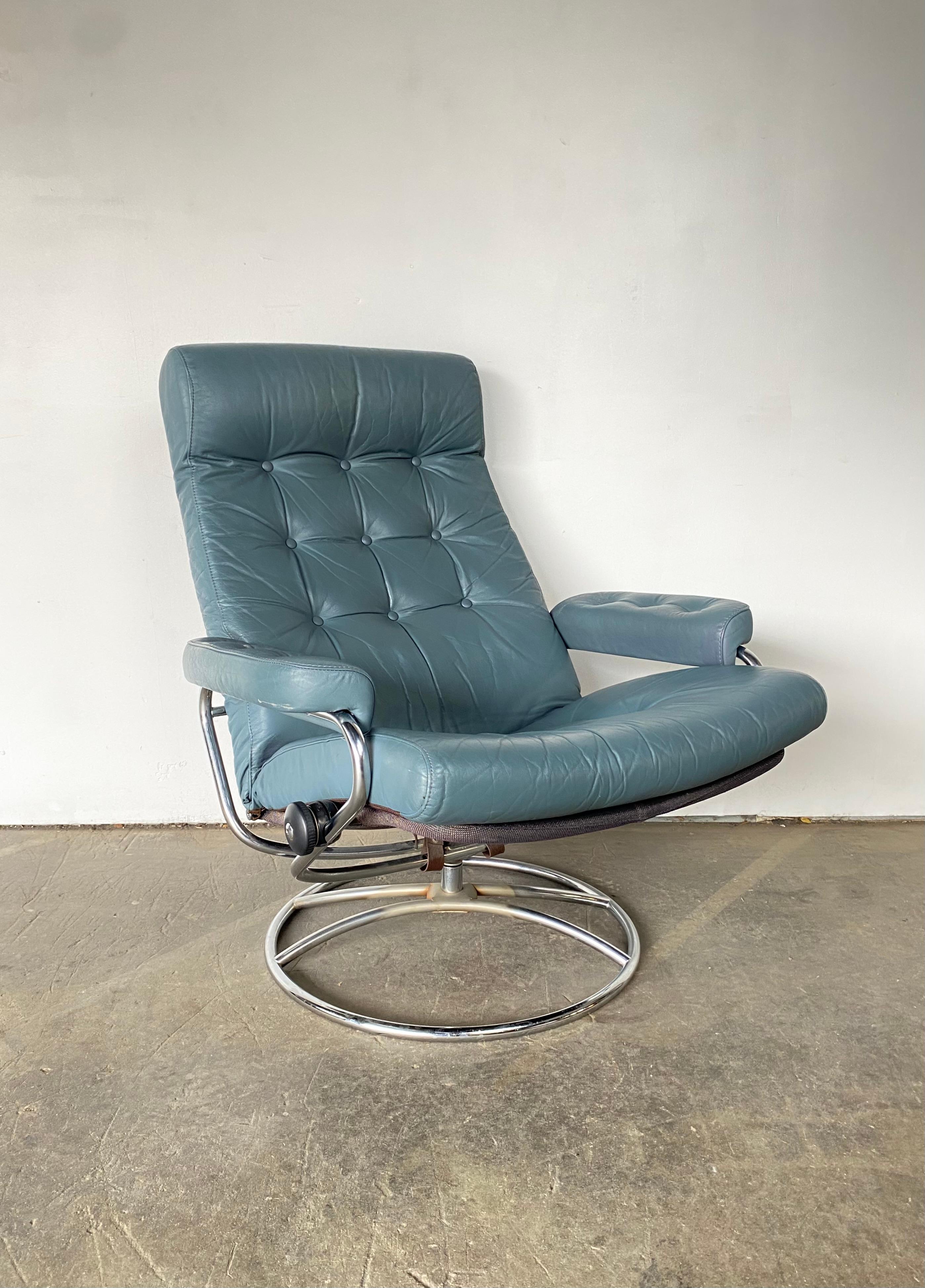 20th Century Ekornes Stressless Reclining Lounge Chair and Ottoman in Blue Leather For Sale