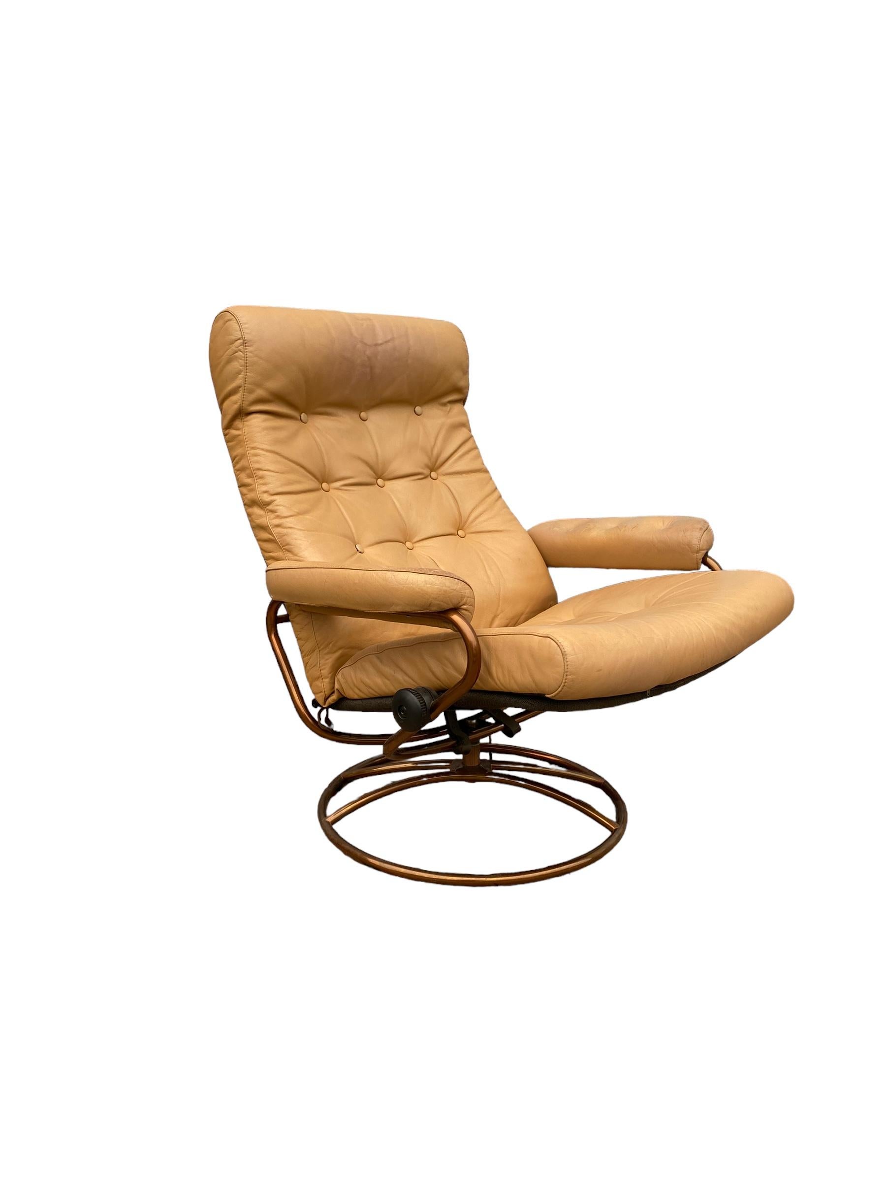 Scandinavian Modern Ekornes Stressless Reclining Lounge Chair and Ottoman in Cream with Copper Frame
