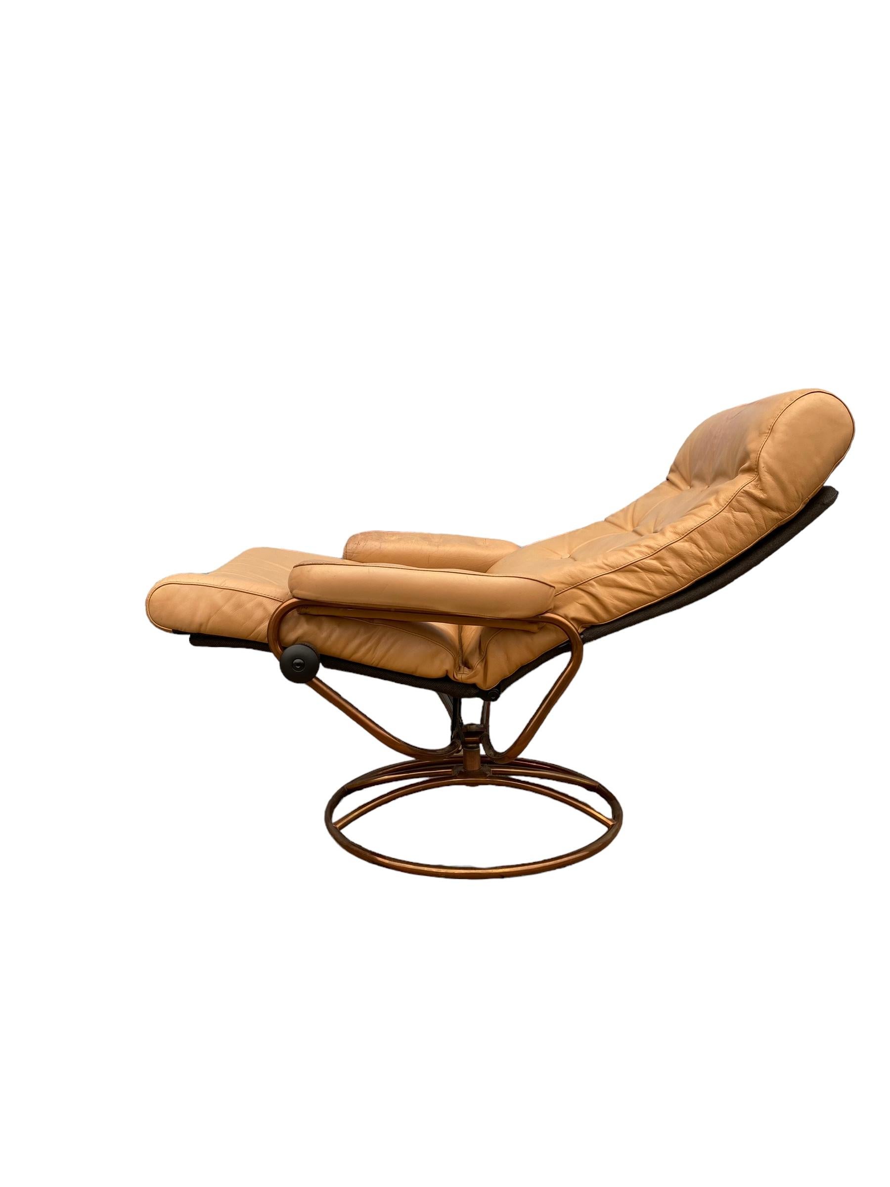Ekornes Stressless reclining lounge chair and ottoman. Elegant mid century Scandinavian design with tubular bent steel frame in copper finish and cream beige leather cushion. Lounge in comfort with this timeless design.
