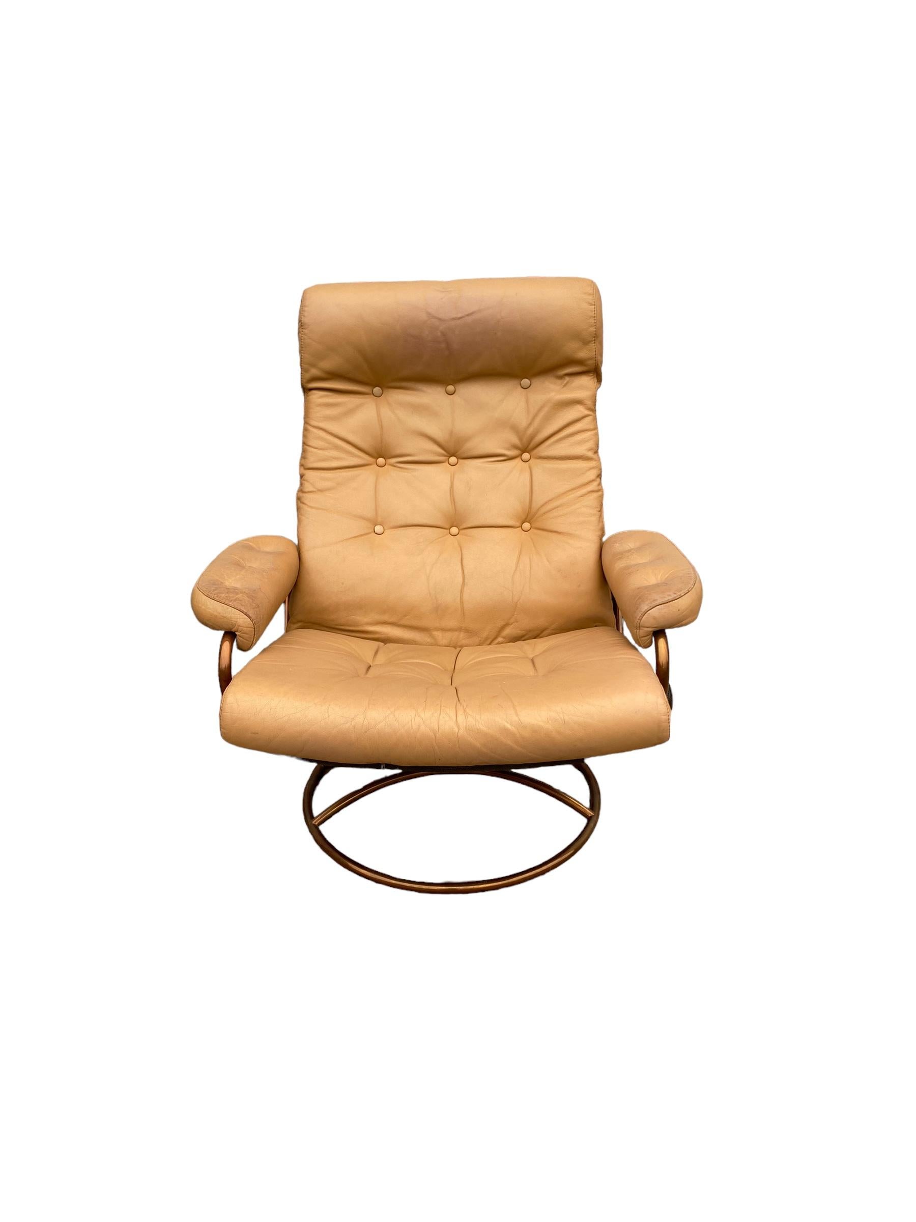 Norwegian Ekornes Stressless Reclining Lounge Chair and Ottoman in Cream with Copper Frame For Sale
