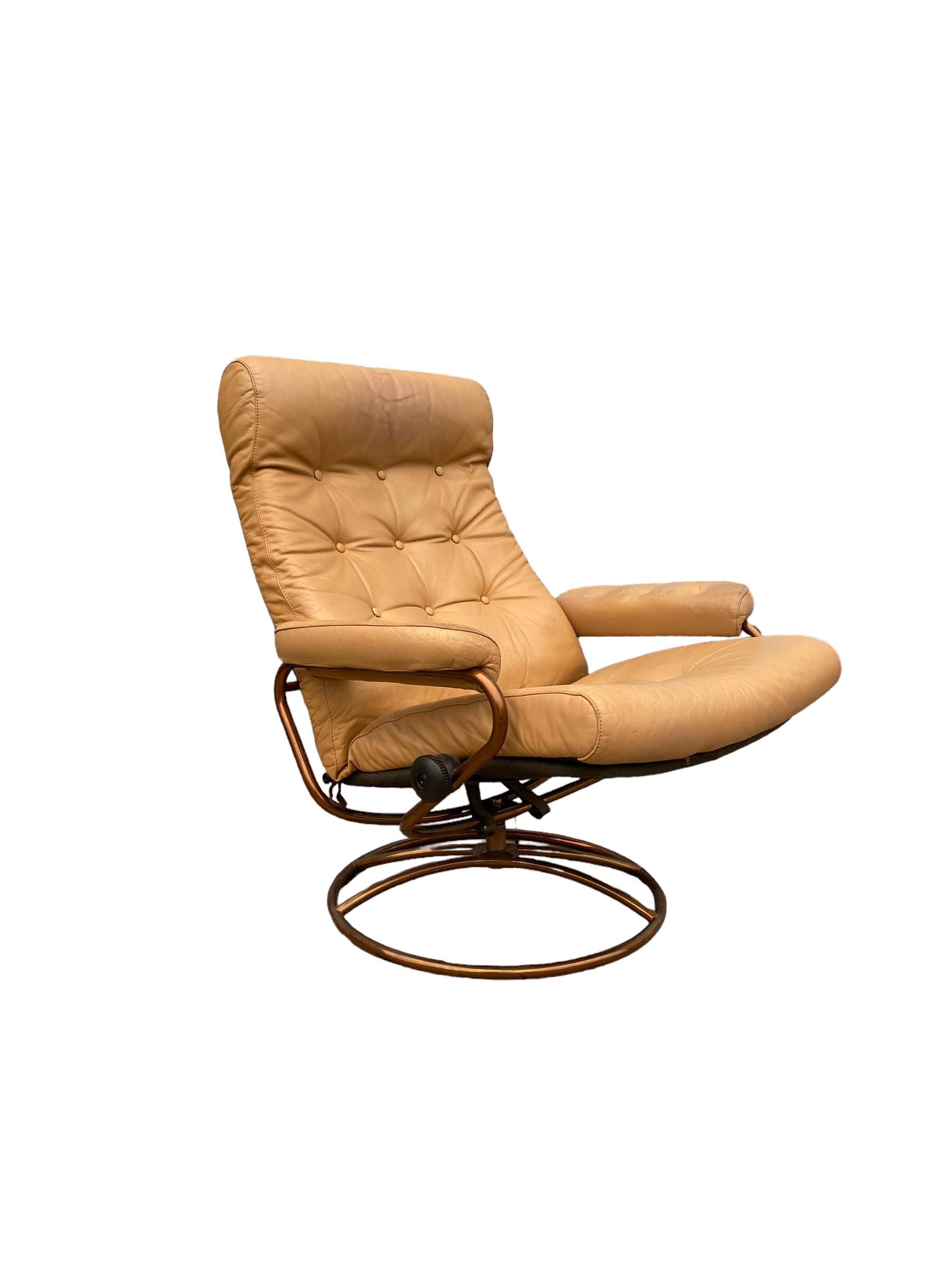 Ekornes Stressless Reclining Lounge Chair and Ottoman in Cream with Copper Frame In Fair Condition For Sale In Brooklyn, NY