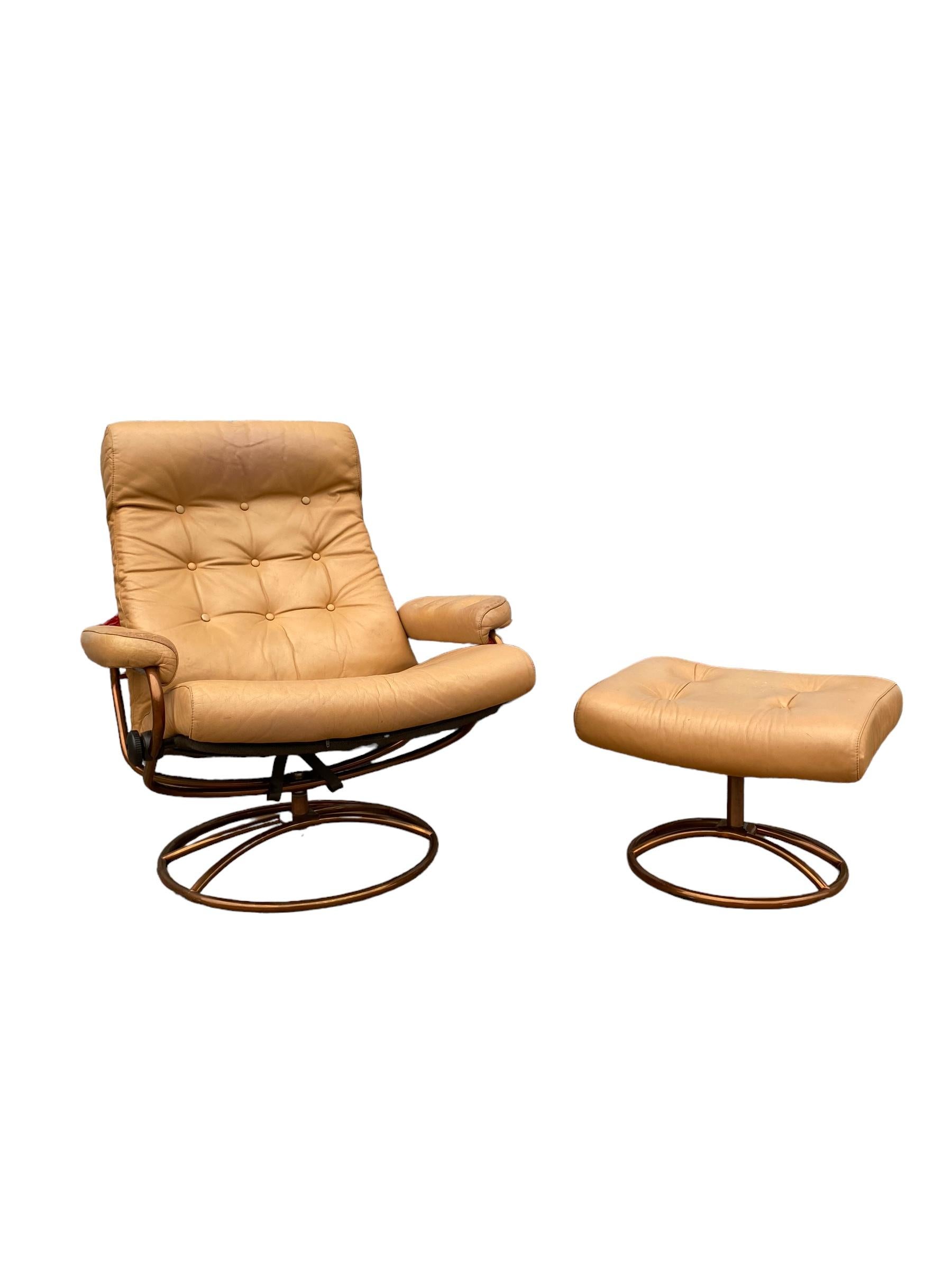Leather Ekornes Stressless Reclining Lounge Chair and Ottoman in Cream with Copper Frame For Sale