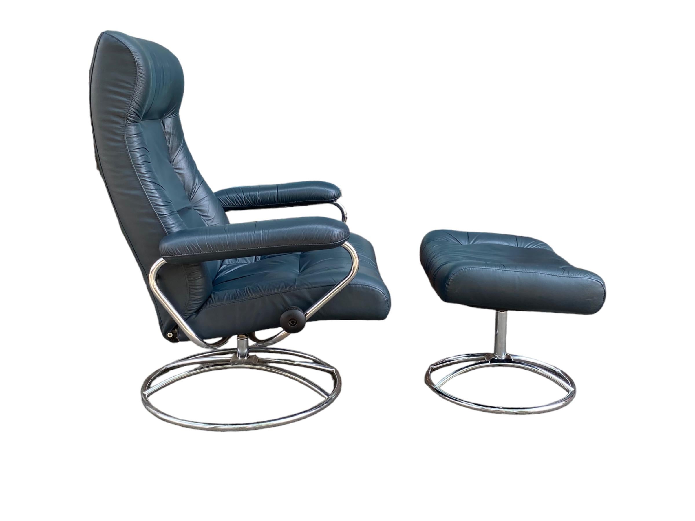 Ekornes Stressless Reclining Lounge Chair and Ottoman in Navy Blue In Good Condition In Brooklyn, NY