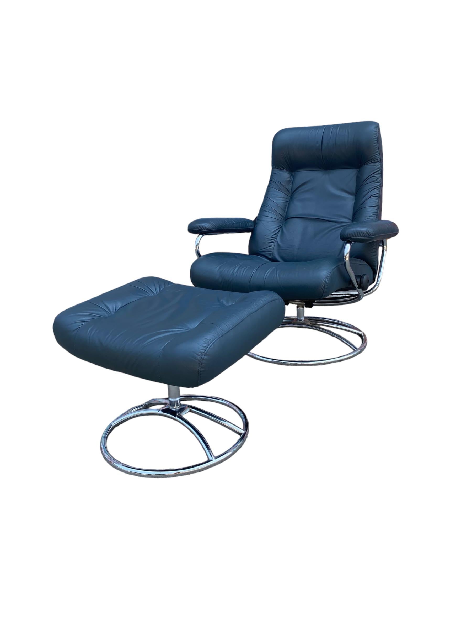 Ekornes Stressless reclining lounge chair and ottoman. Elegant midcentury Scandinavian design with tubular bent chrome frame and navy blue leather cushion. Lounge in comfort with this timeless design.