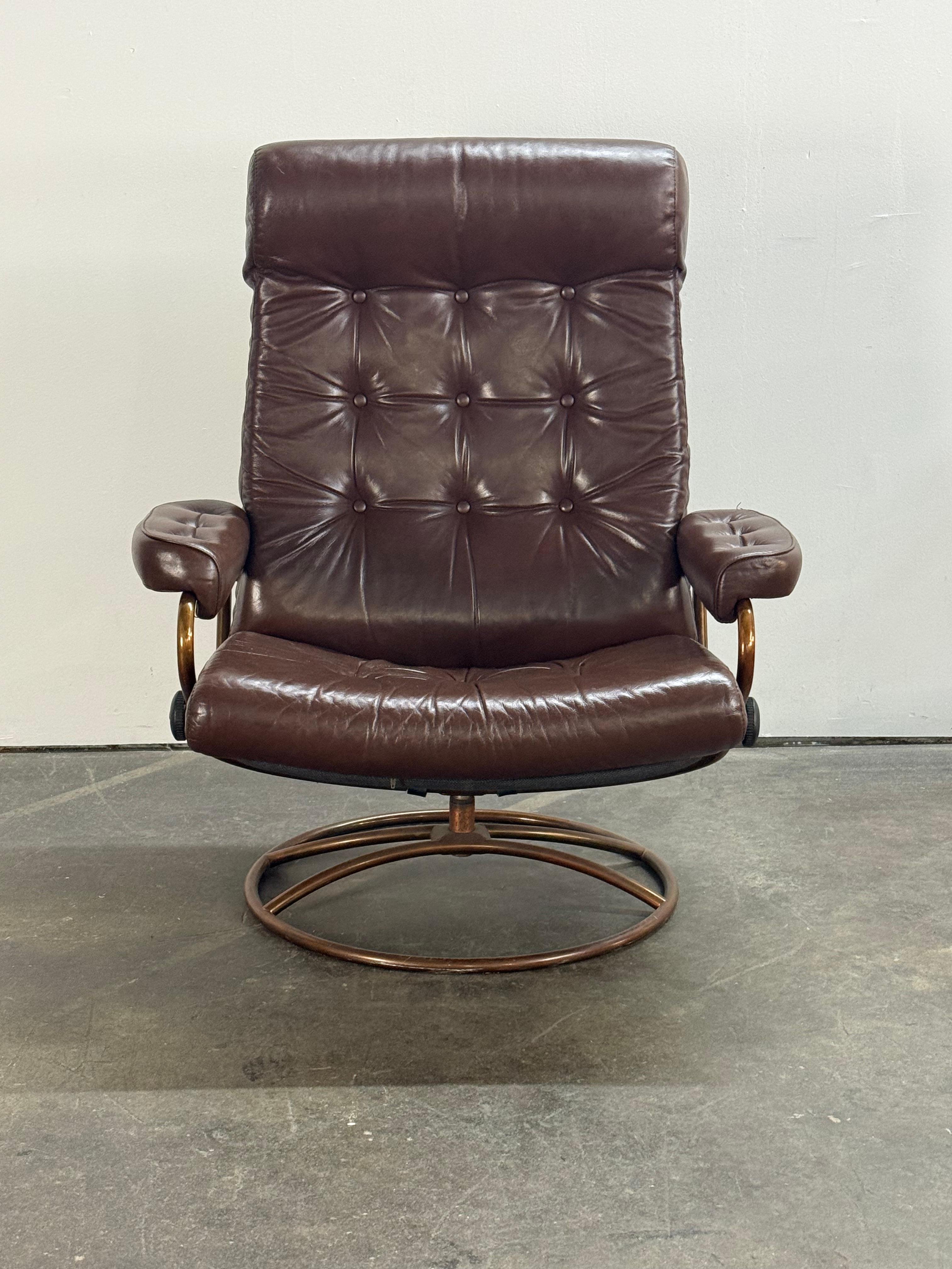 Ekornes Stressless Reclining Lounge Chair and Ottoman with Restored Leather im Angebot 3