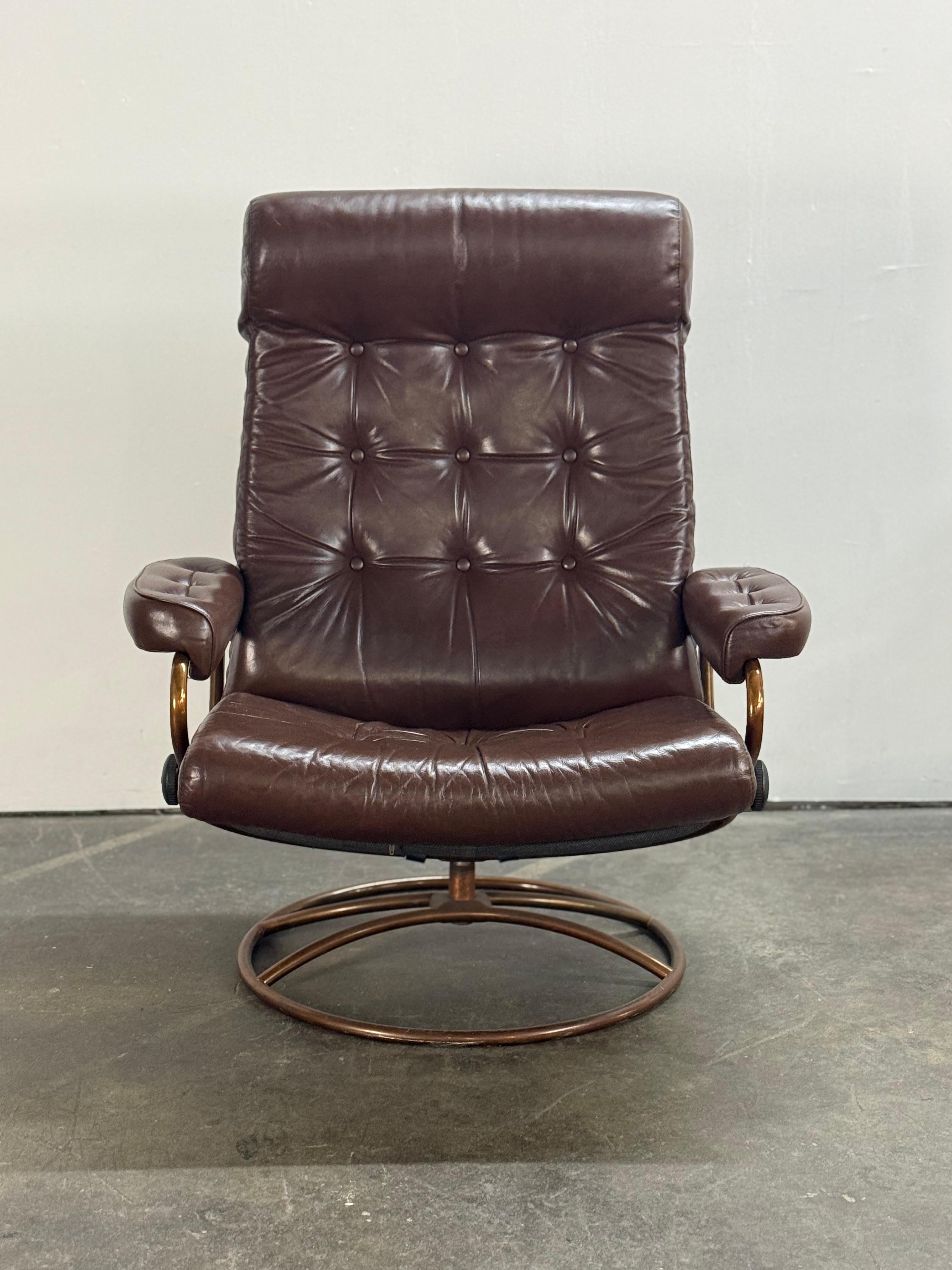 Ekornes Stressless Reclining Lounge Chair and Ottoman with Restored Leather im Angebot 4