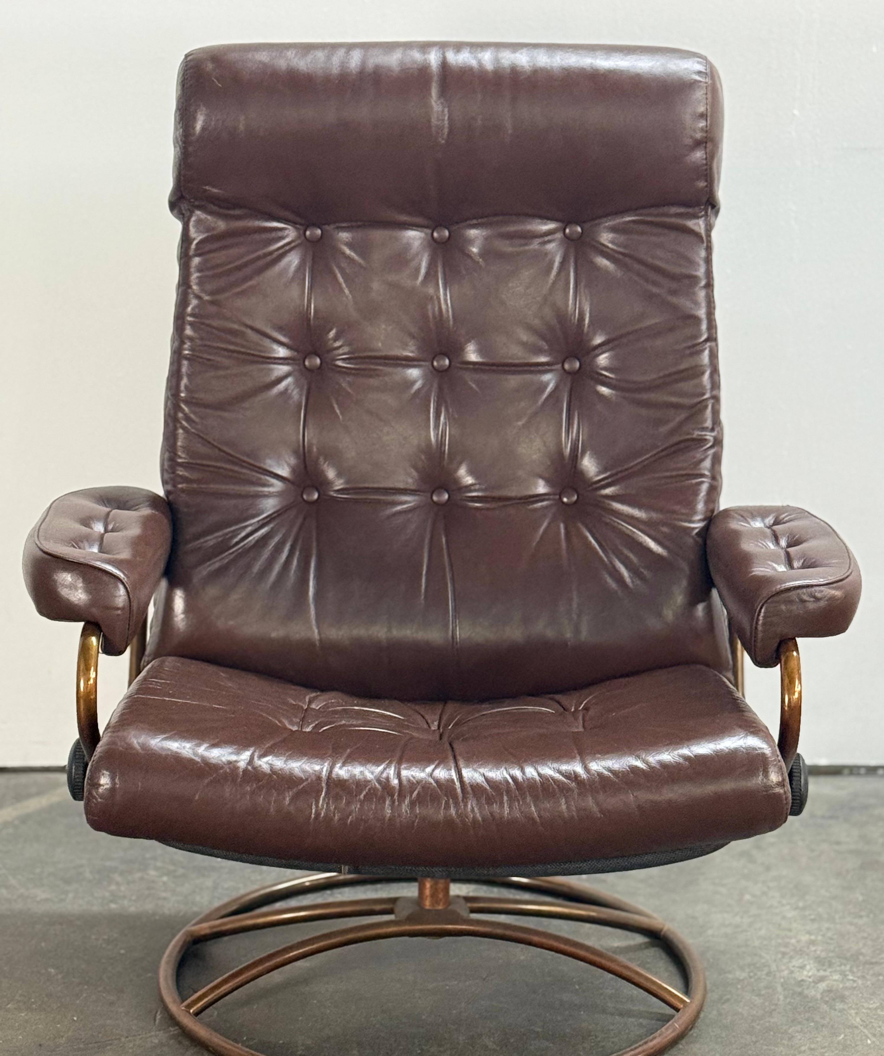 Ekornes Stressless Reclining Lounge Chair and Ottoman with Restored Leather im Angebot 5