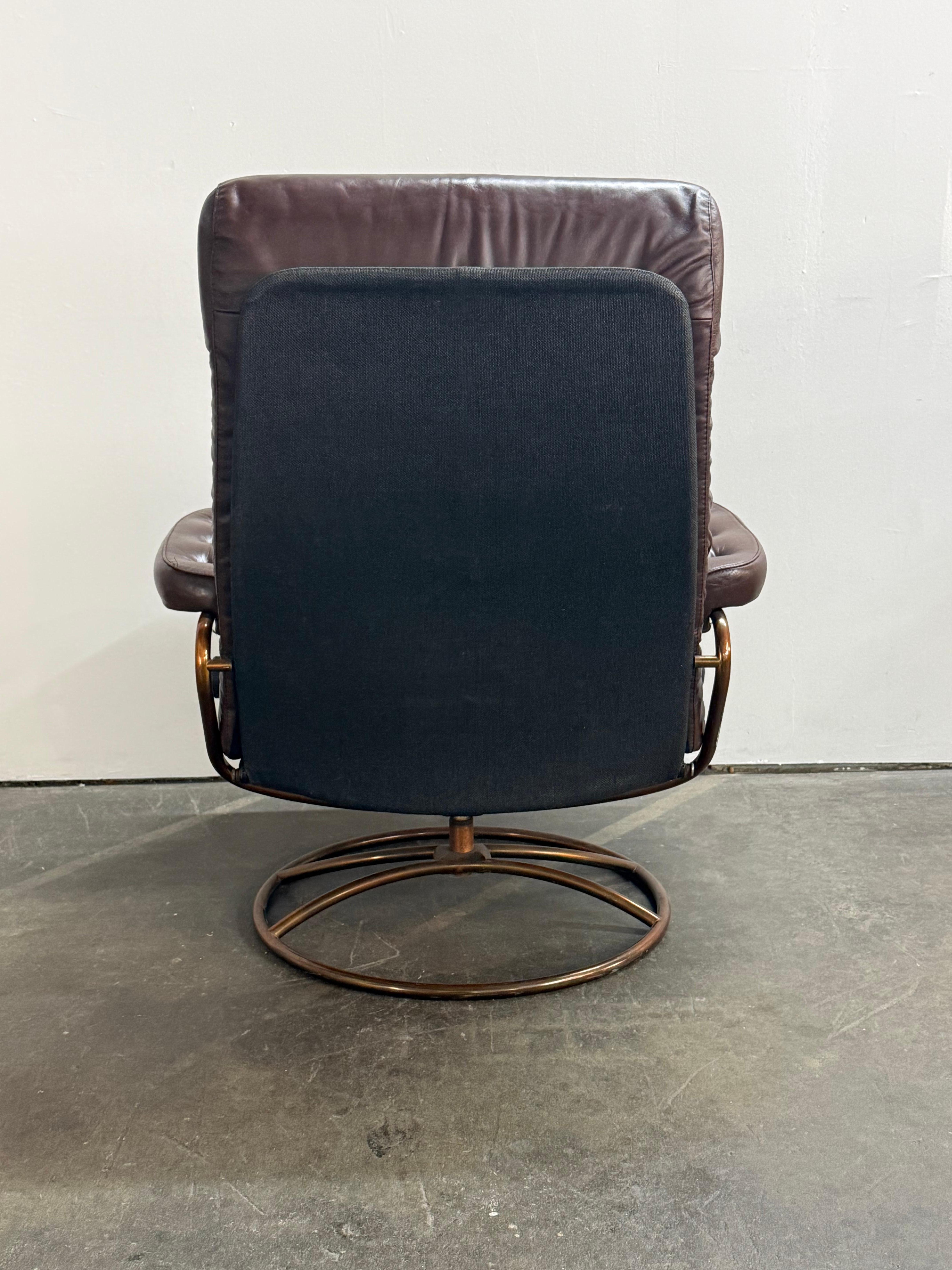 Ekornes Stressless Reclining Lounge Chair and Ottoman with Restored Leather im Angebot 7