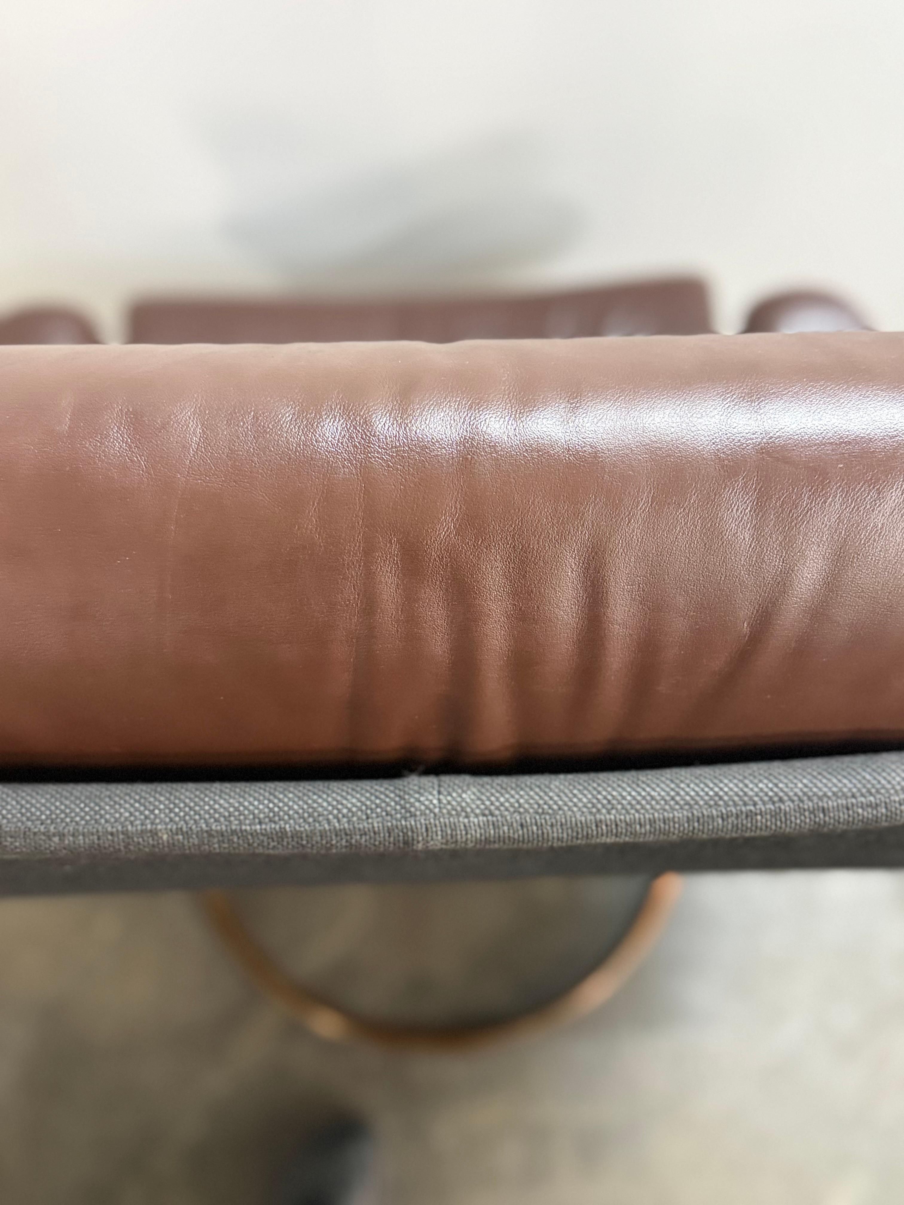 Ekornes Stressless Reclining Lounge Chair and Ottoman with Restored Leather im Angebot 9