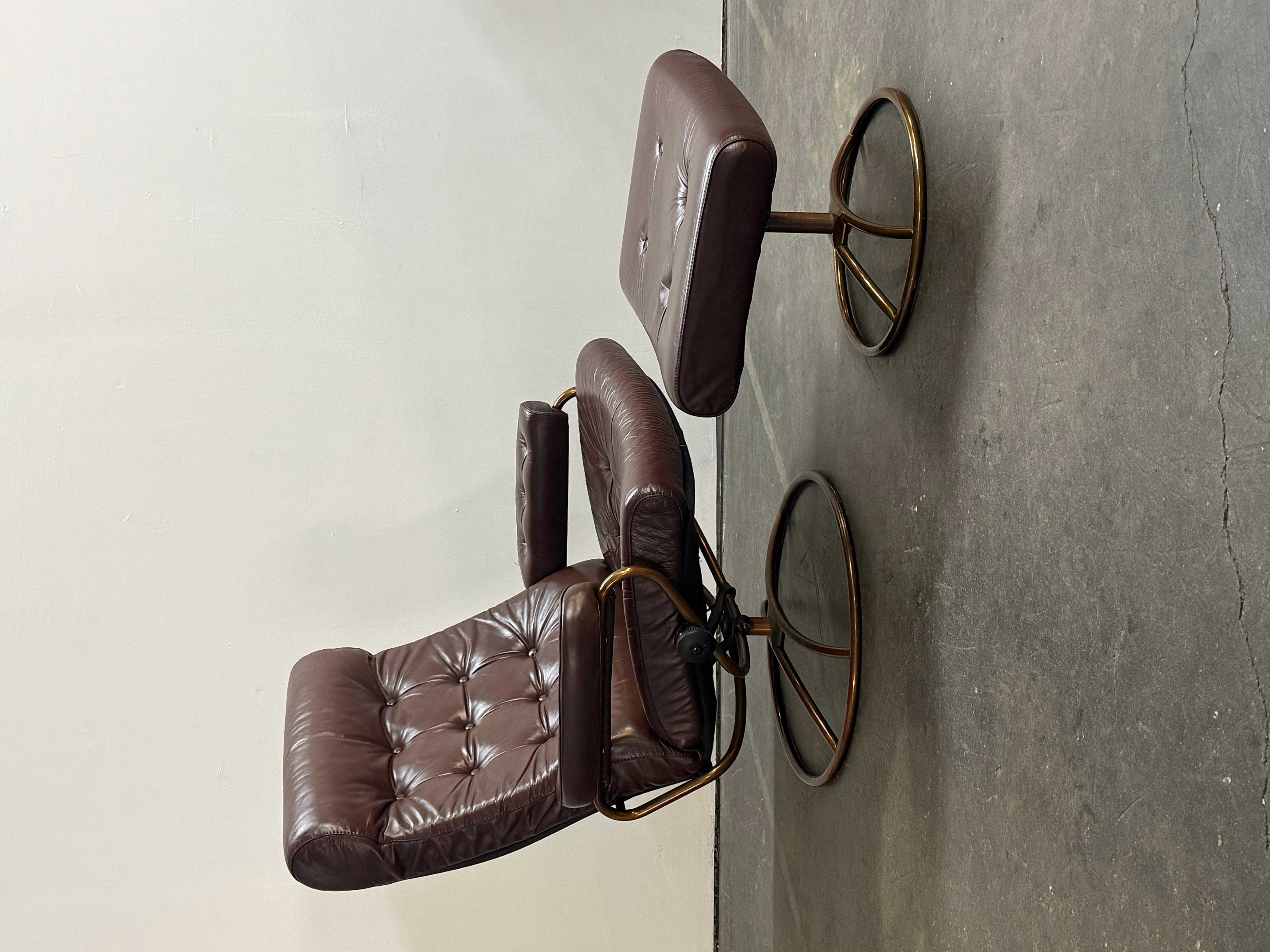 Ekornes Stressless Reclining Lounge Chair and Ottoman with Restored Leather im Angebot 12