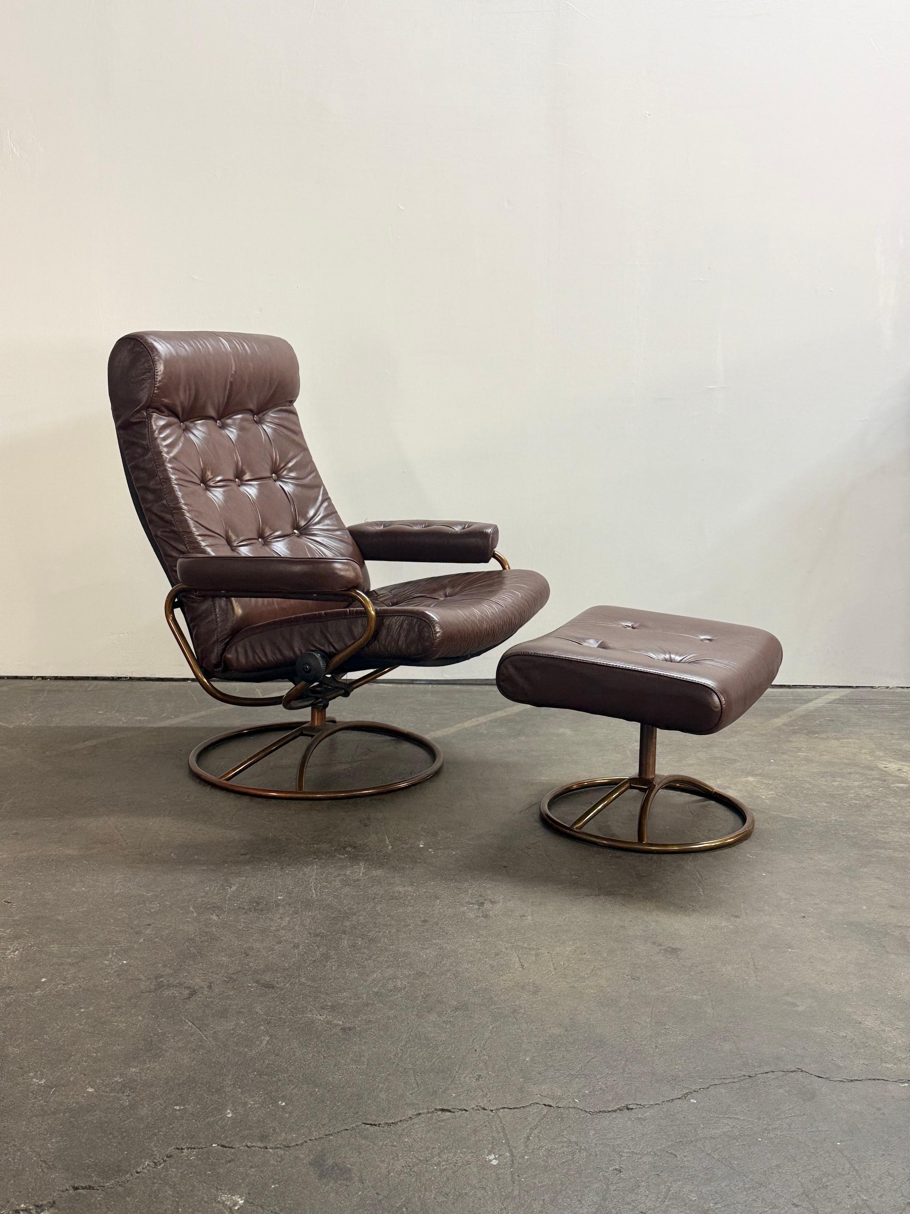 Wunderschöner Stressless-Sessel und Hocker von Ekornes. Das Set wurde in Norwegen hergestellt und stammt aus der Mitte/Ende des 20. Der Stuhl lässt sich nahezu flach stellen, und sowohl Stuhl als auch Ottomane sind drehbar. Alle Knöpfe sind intakt.