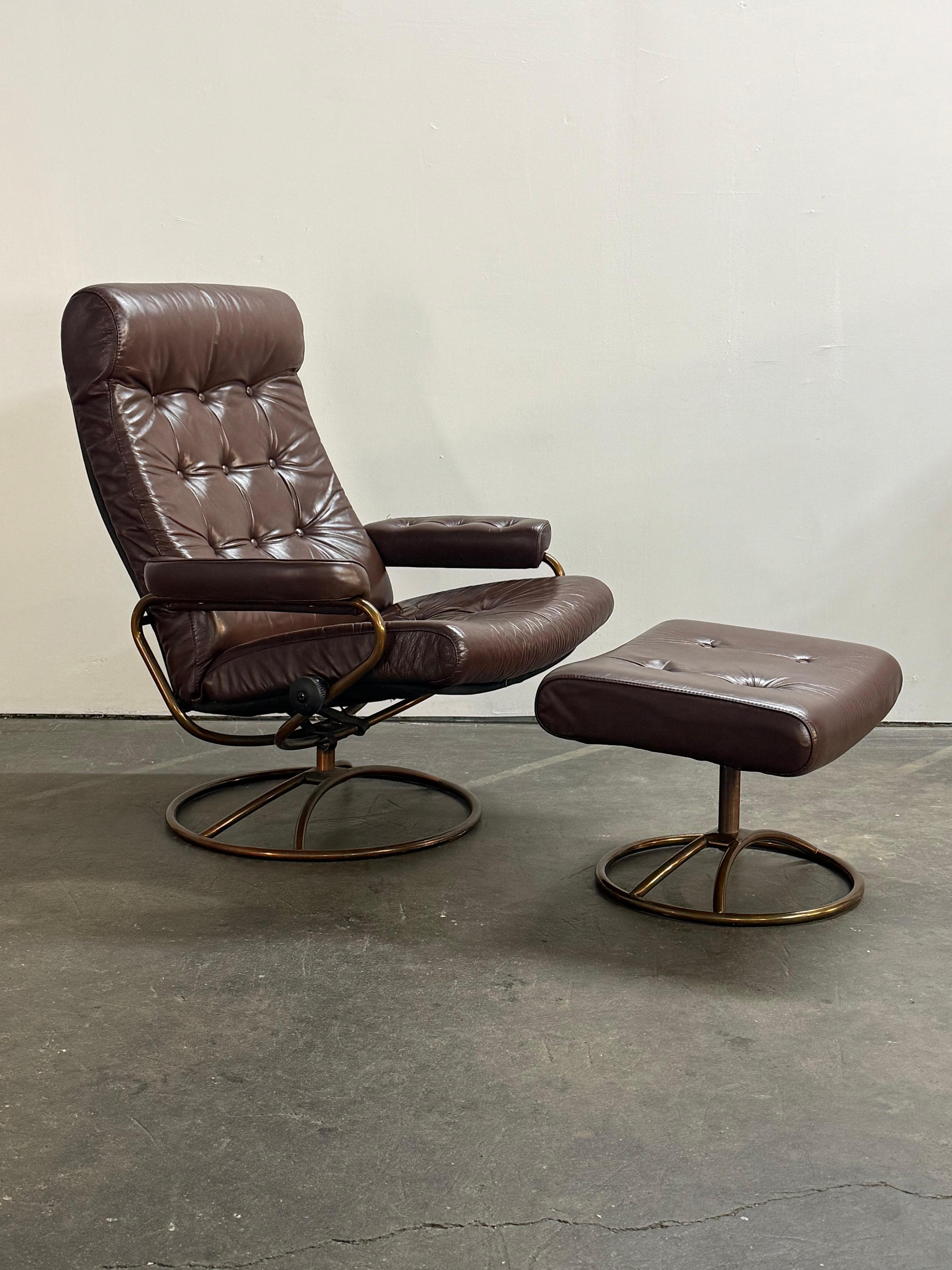 Ekornes Stressless Reclining Lounge Chair and Ottoman with Restored Leather (Moderne der Mitte des Jahrhunderts) im Angebot