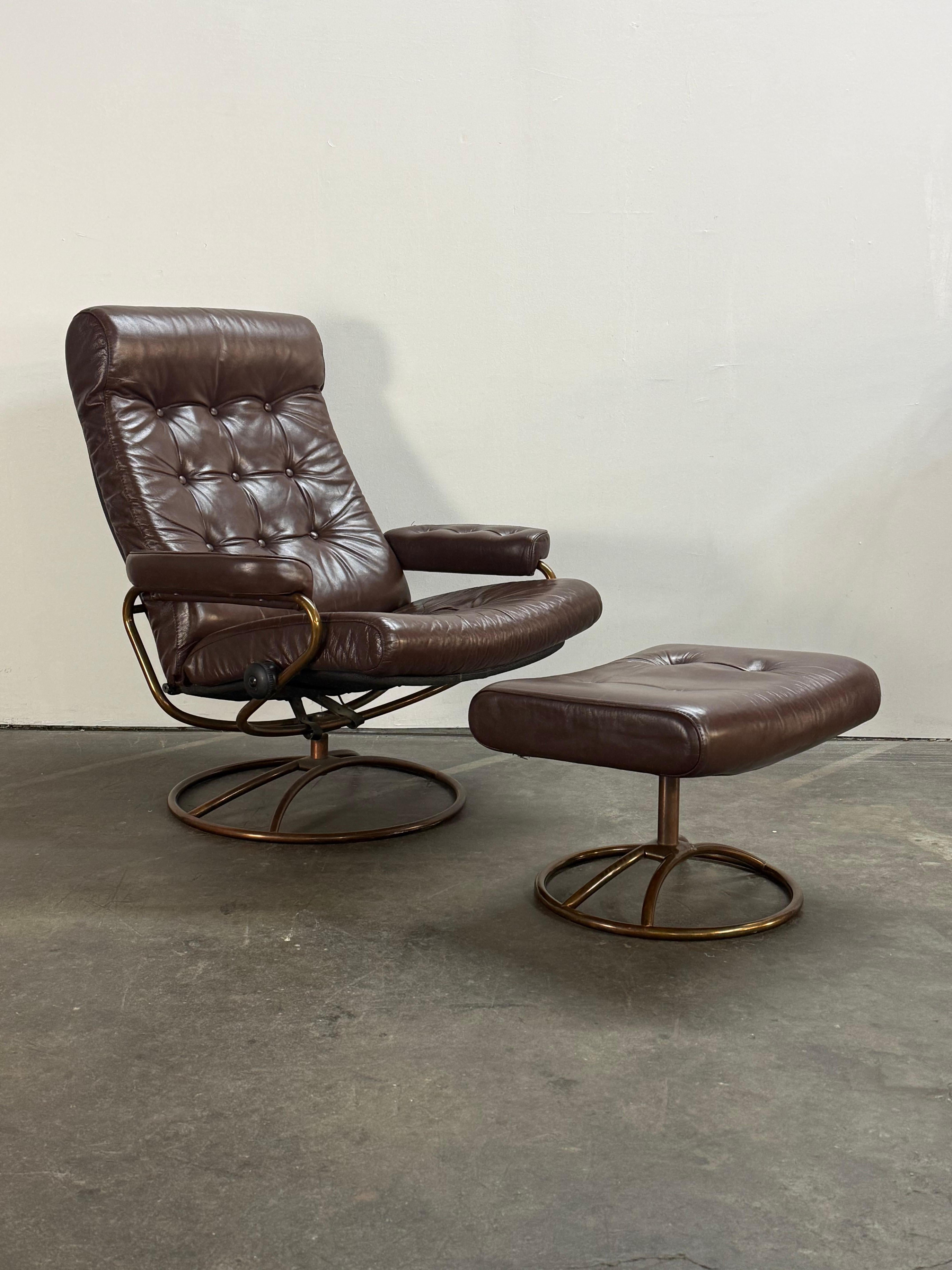 Ekornes Stressless Reclining Lounge Chair and Ottoman with Restored Leather (Norwegisch) im Angebot