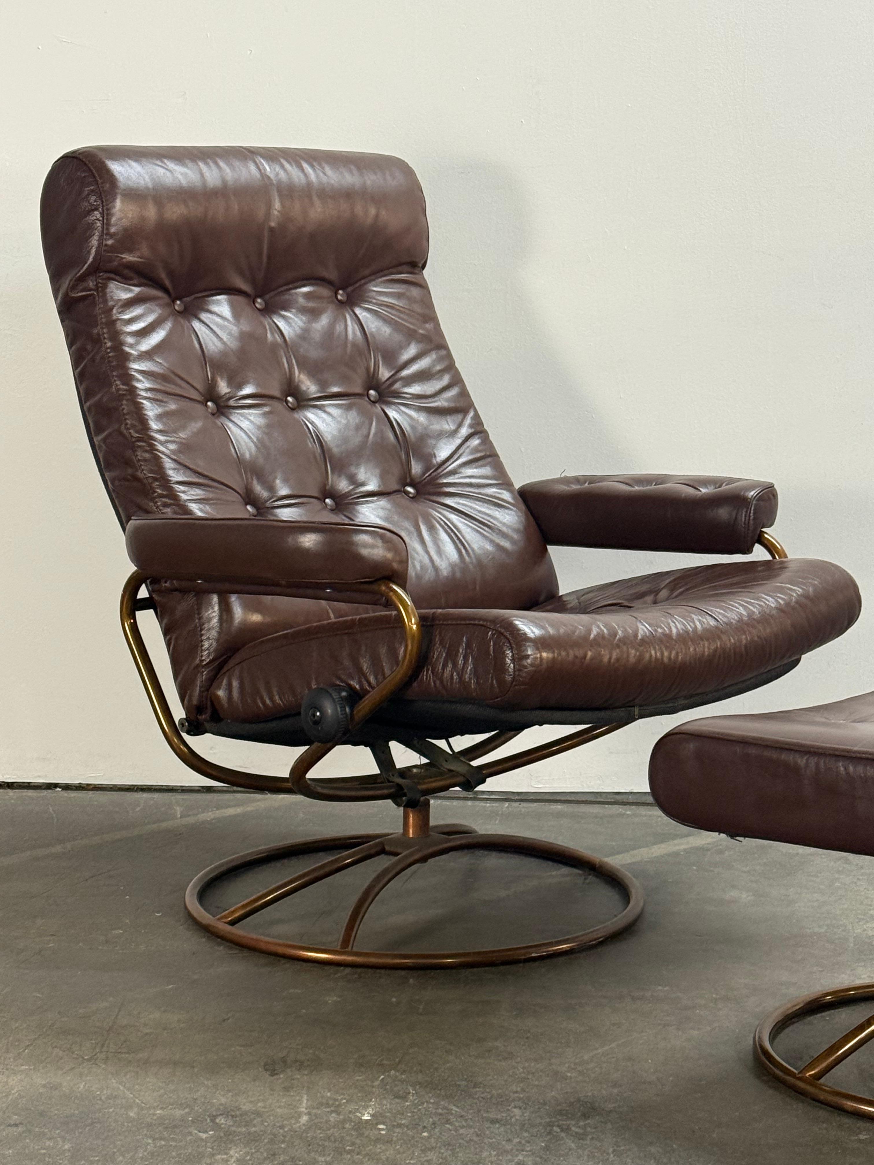 Ekornes Stressless Reclining Lounge Chair and Ottoman with Restored Leather im Zustand „Gut“ im Angebot in Brooklyn, NY