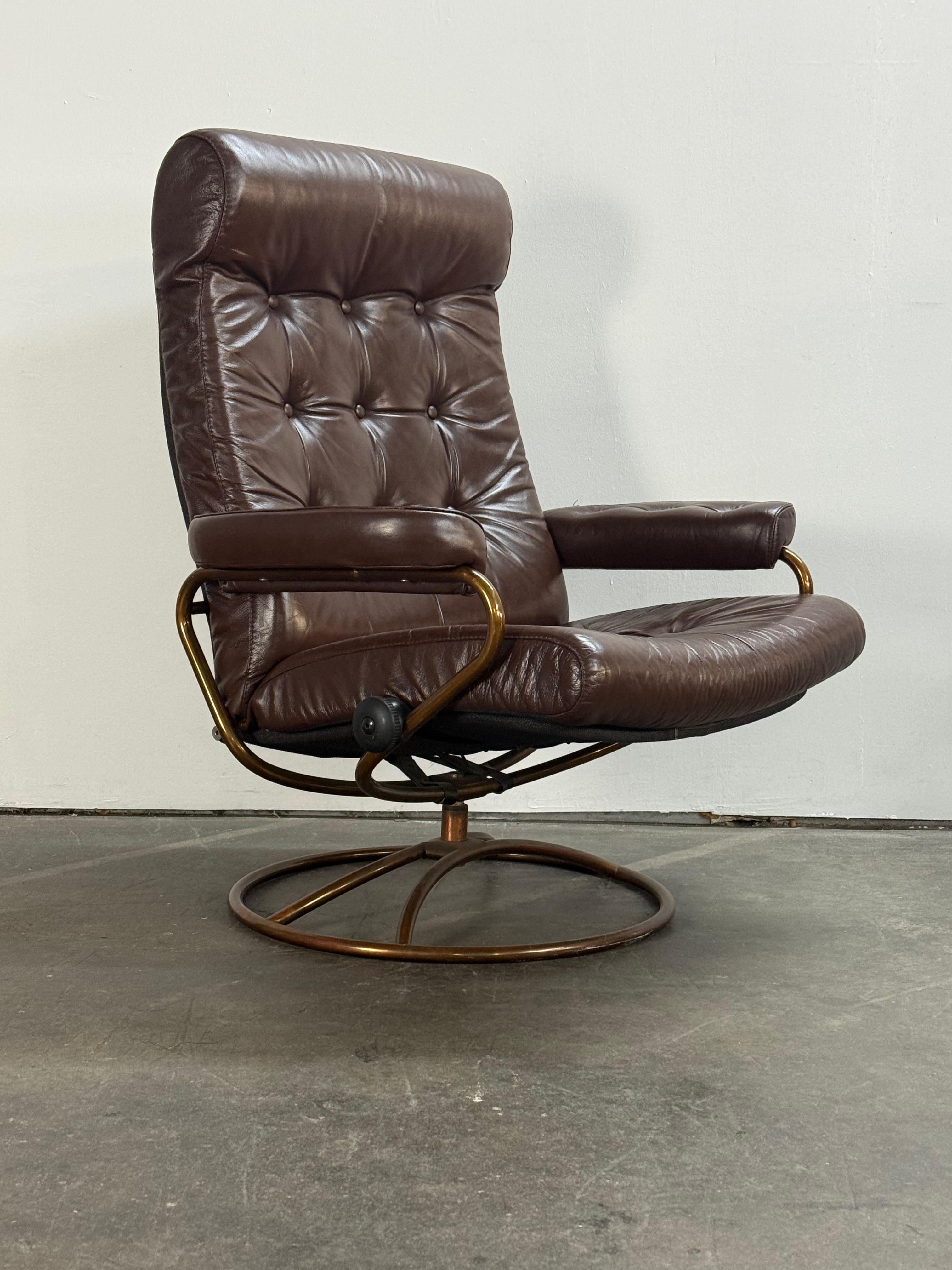 Ekornes Stressless Reclining Lounge Chair and Ottoman with Restored Leather (20. Jahrhundert) im Angebot