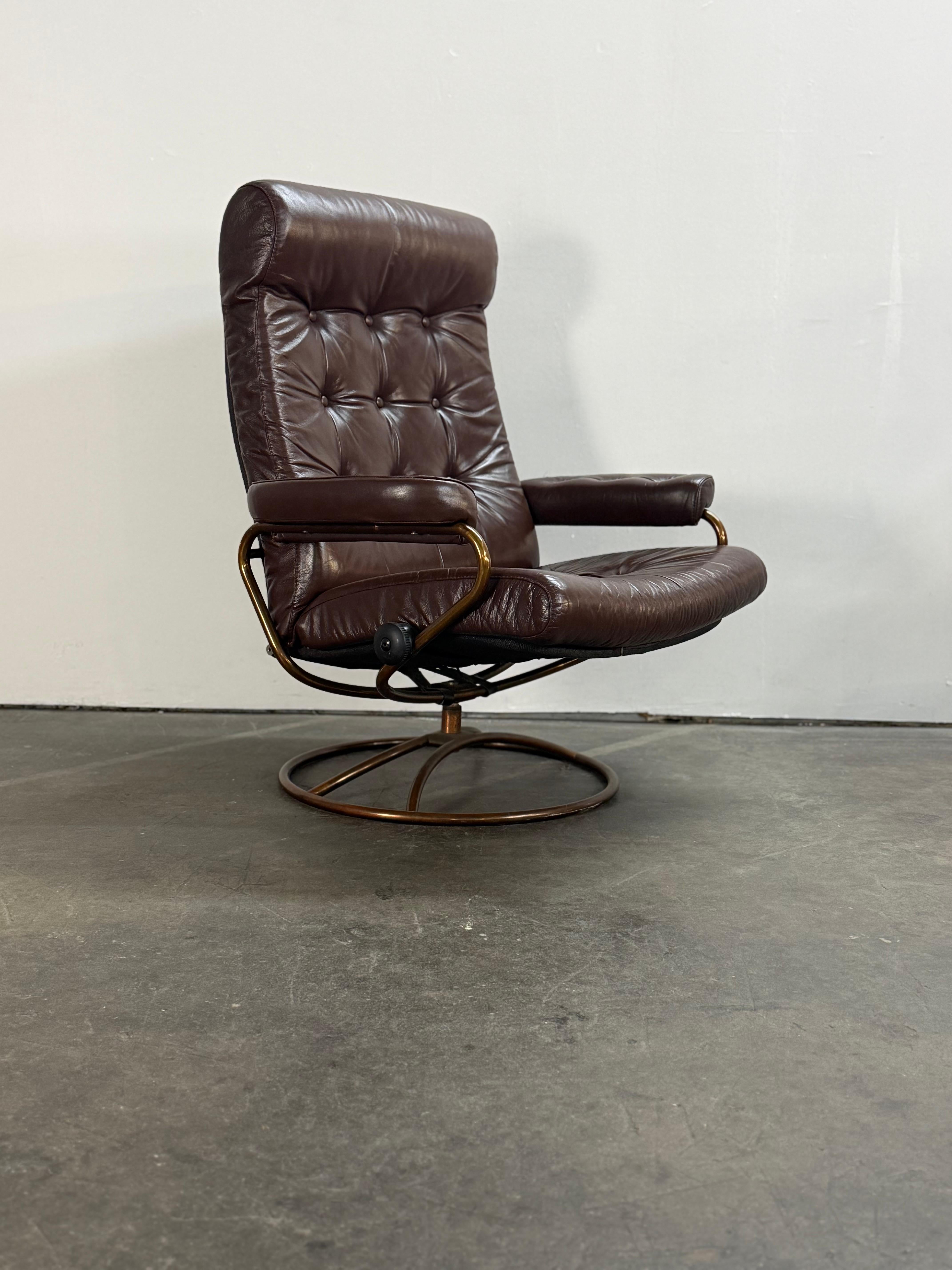 Ekornes Stressless Reclining Lounge Chair and Ottoman with Restored Leather (Metall) im Angebot