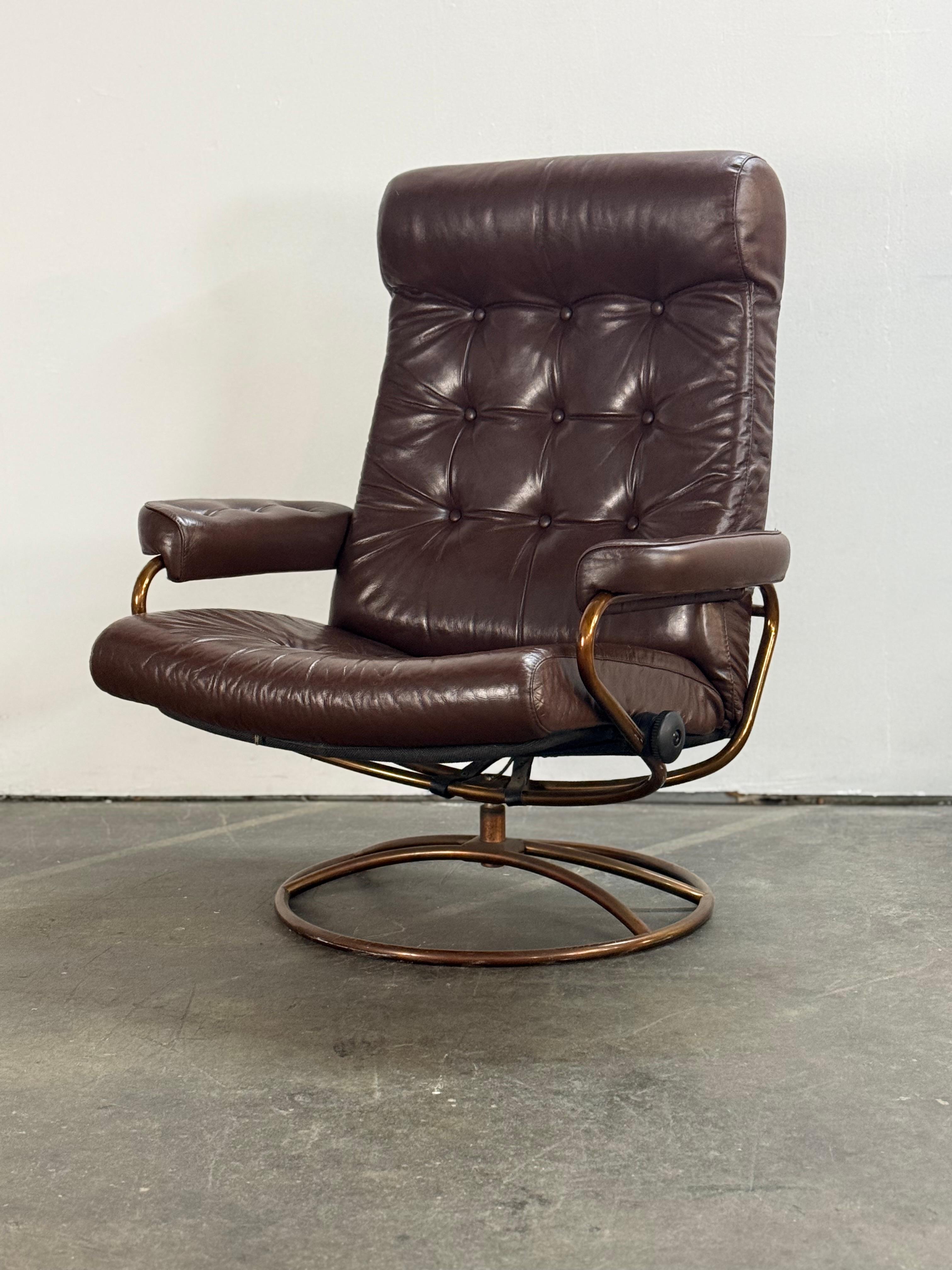 Ekornes Stressless Reclining Lounge Chair and Ottoman with Restored Leather im Angebot 1