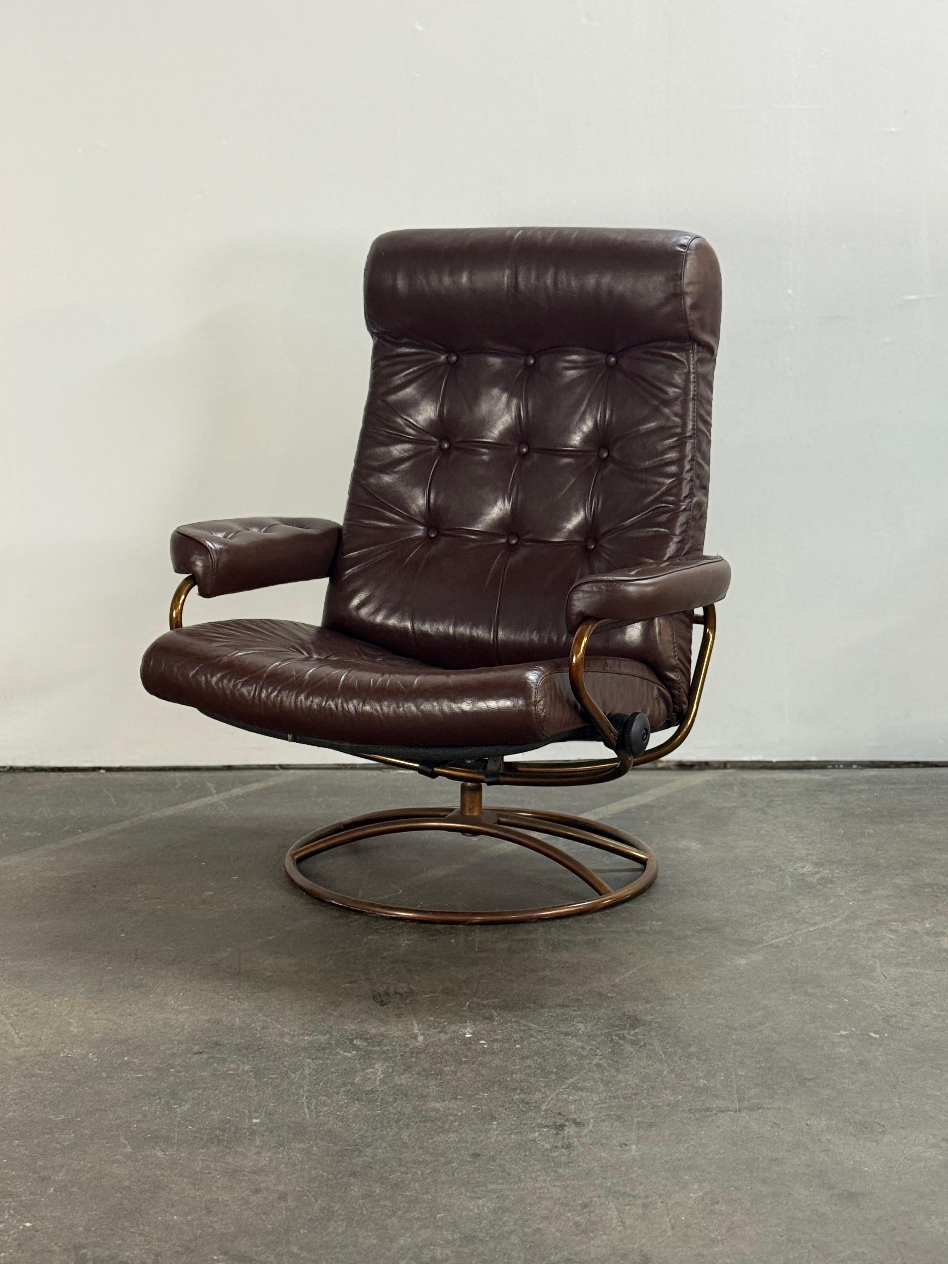 Ekornes Stressless Reclining Lounge Chair and Ottoman with Restored Leather im Angebot 2
