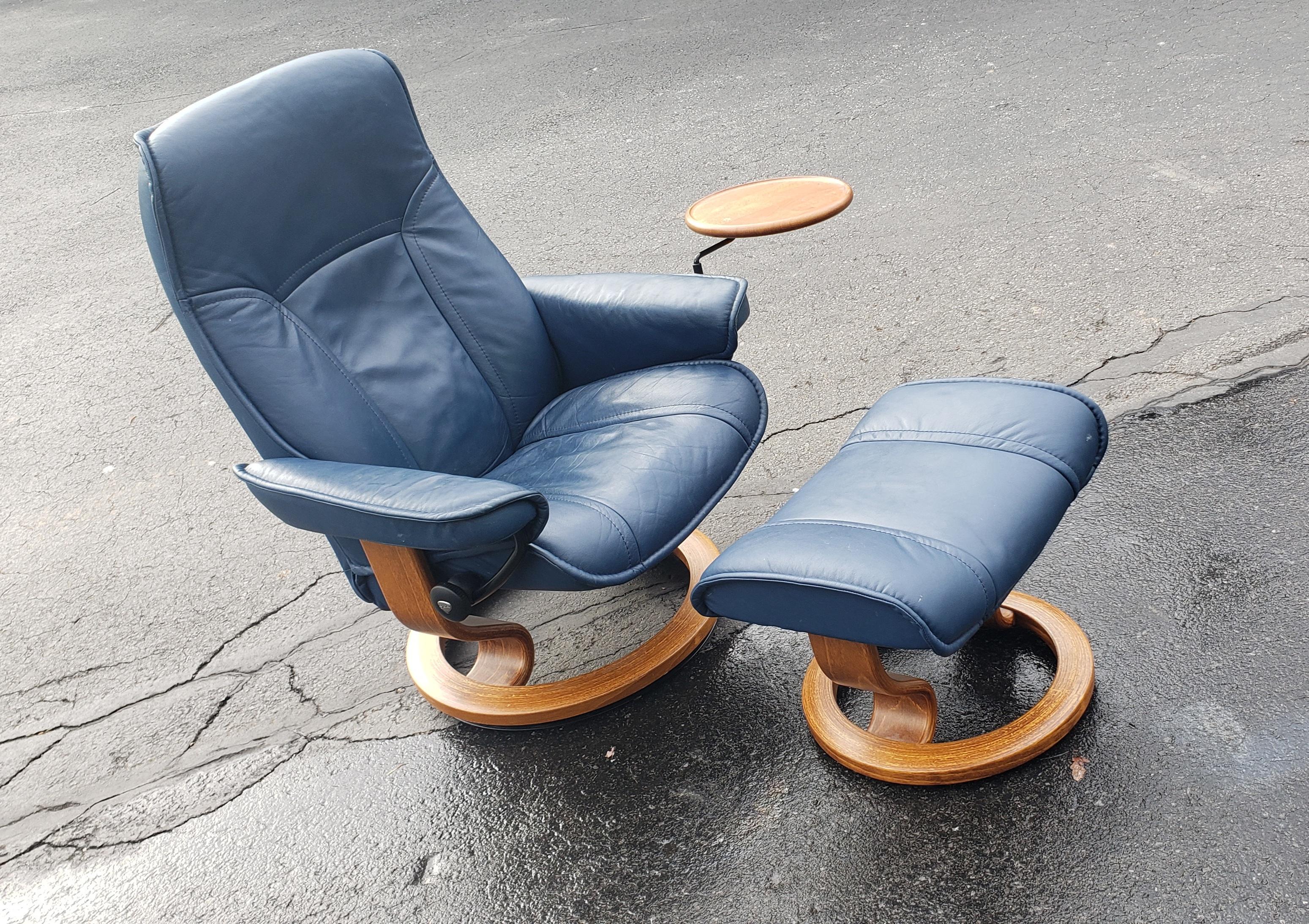 Ekornes Stressless leather and teak reclining lounge chair with matching Ottoman and drink tray.
Measures 30.5
