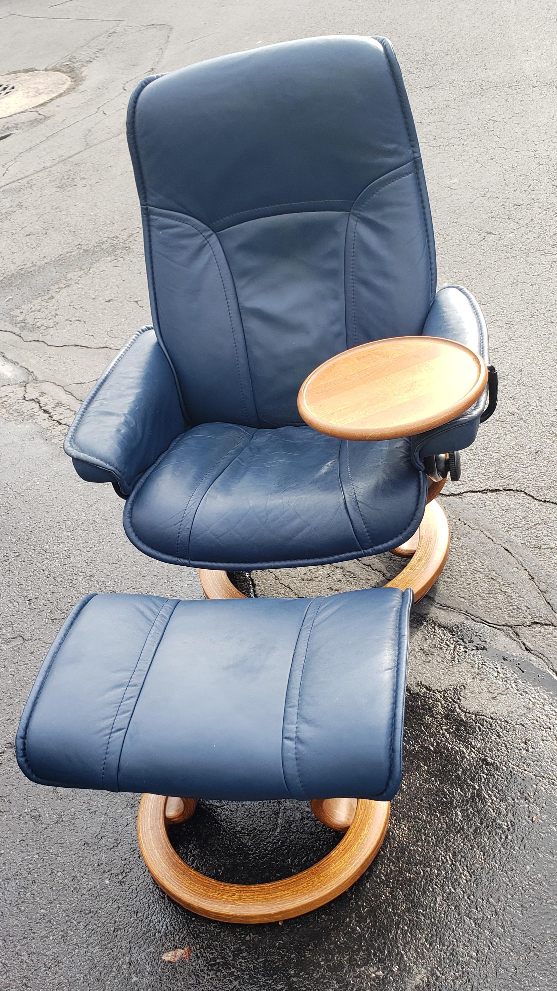 Ekornes Stressless Reclining Lounge Chair with matching Ottoman and Tray In Good Condition In Germantown, MD