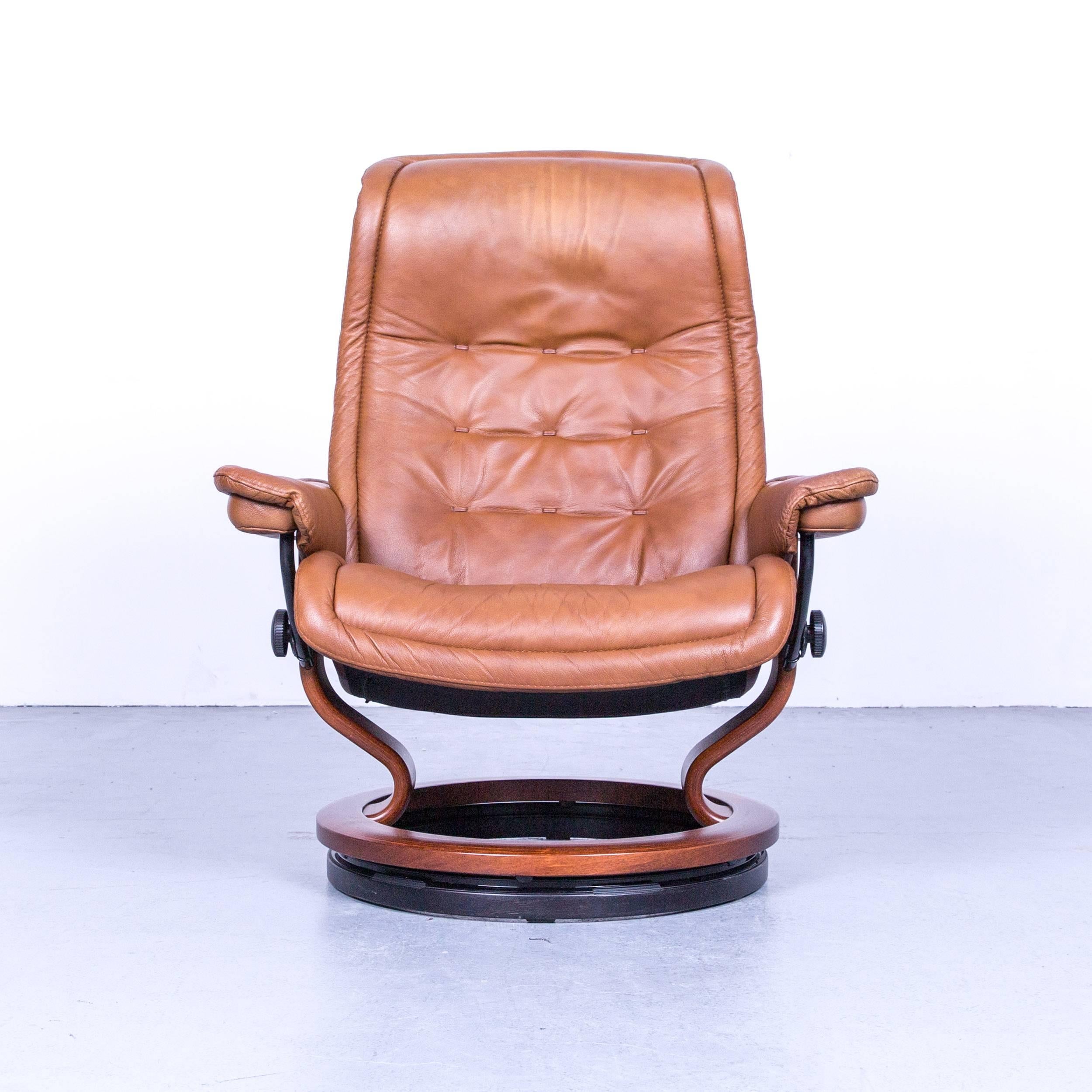 Fauteuil et pouf design Ekornes Stressless Royal en cuir brun Fauteuil relax moderne design, avec fonctions pratiques, conçu pour un confort et une flexibilité purs.