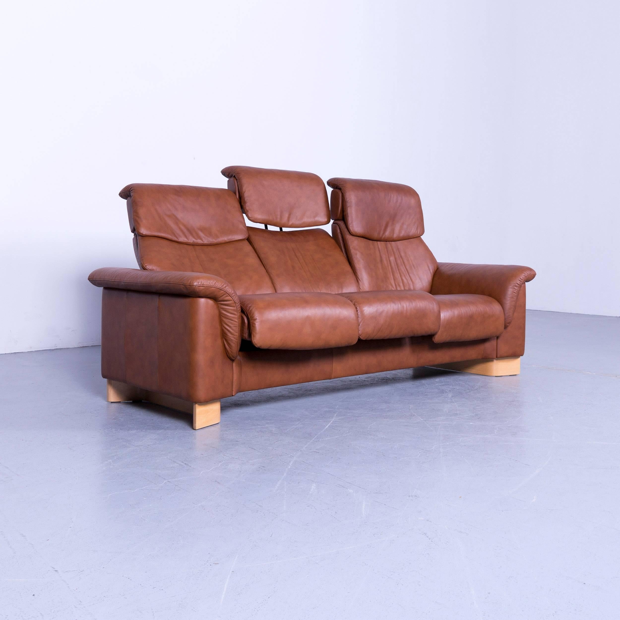 We bring to you an Ekornes Stressless sofa brown leather three-seat recliner.

















