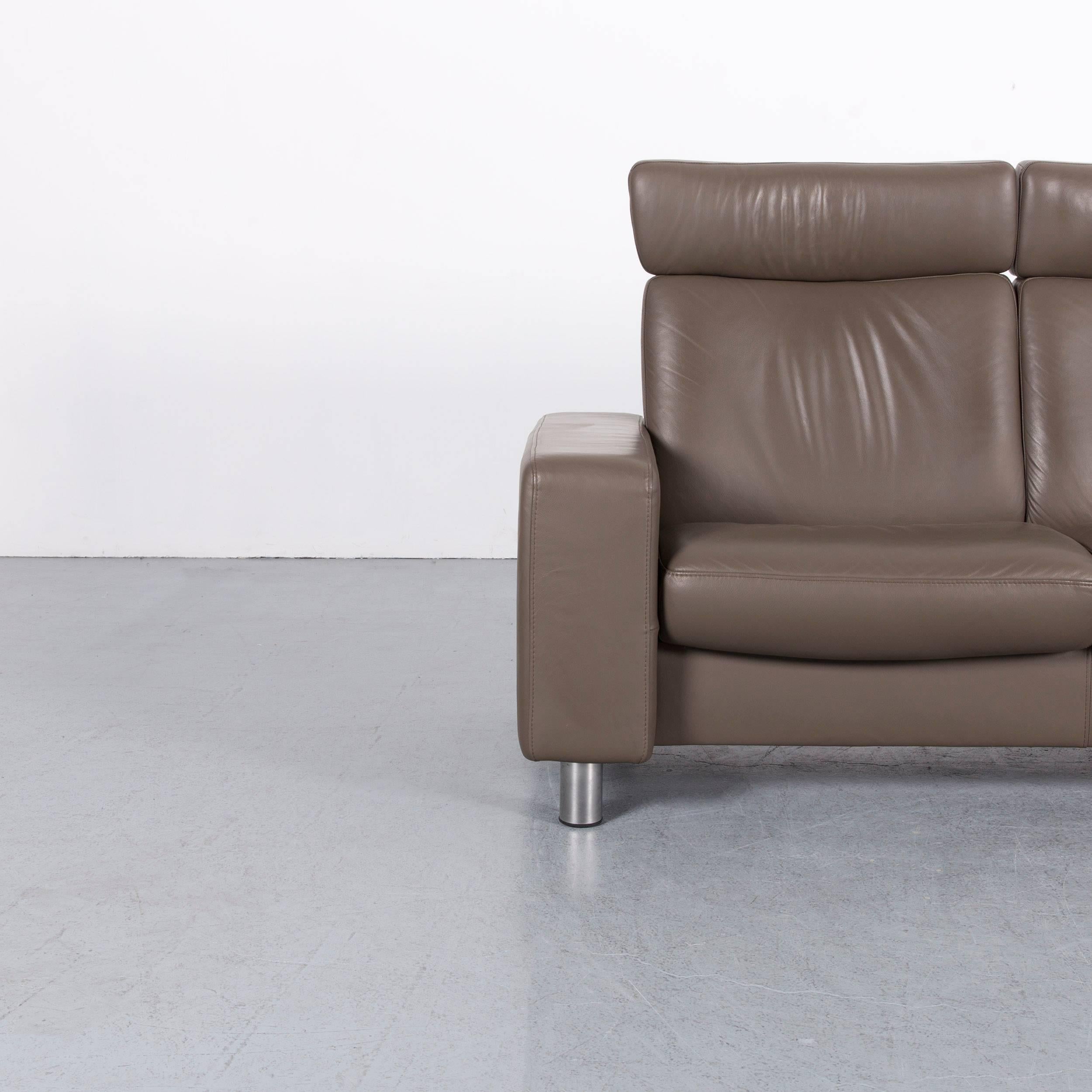 We bring to you an Ekornes Stressless sofa brown leather two-seat recliner.
















       