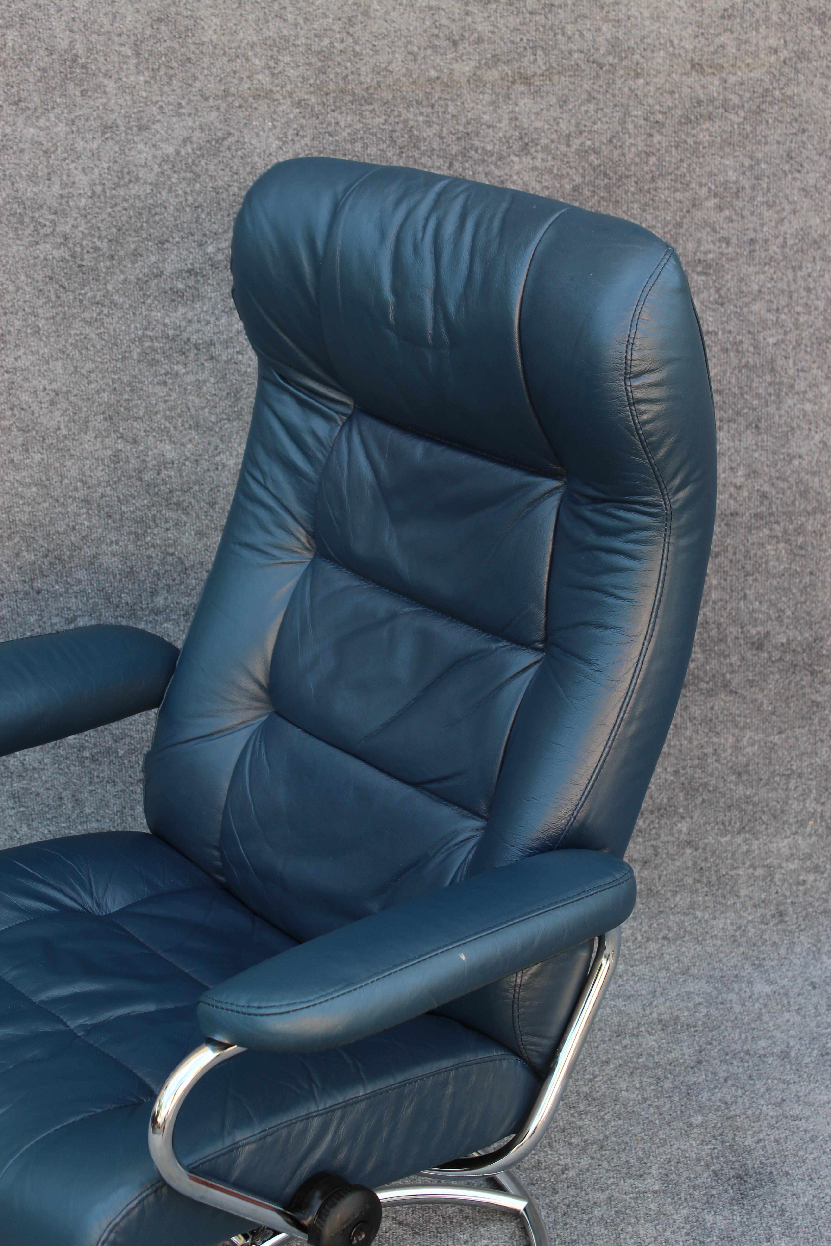 Ekornes Stressless Stressless Lounge Chair & Ottoman, Navy Blue Leather & Steel For Sale 2
