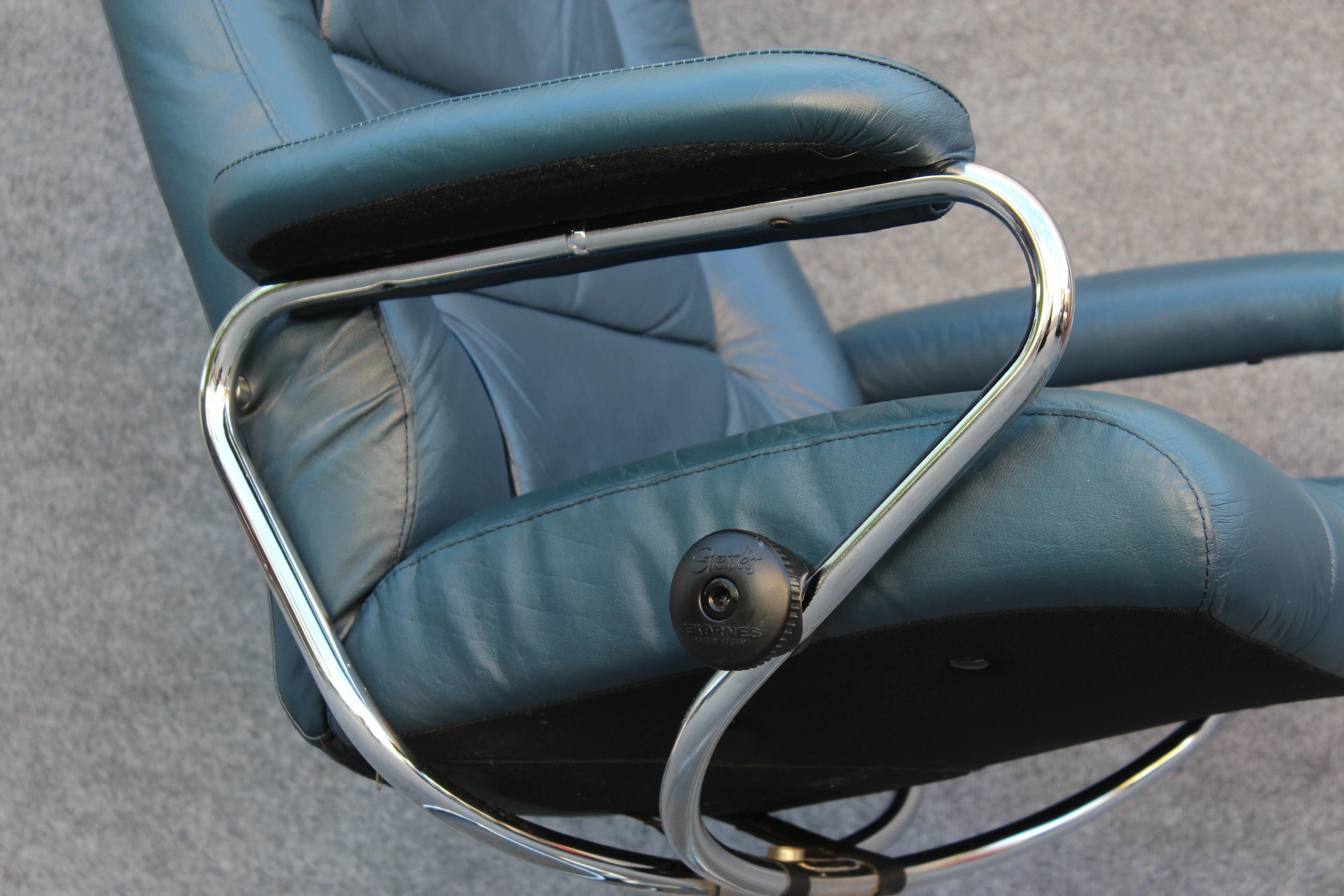 Ekornes Stressless Stressless Lounge Chair & Ottoman, Navy Blue Leather & Steel For Sale 3