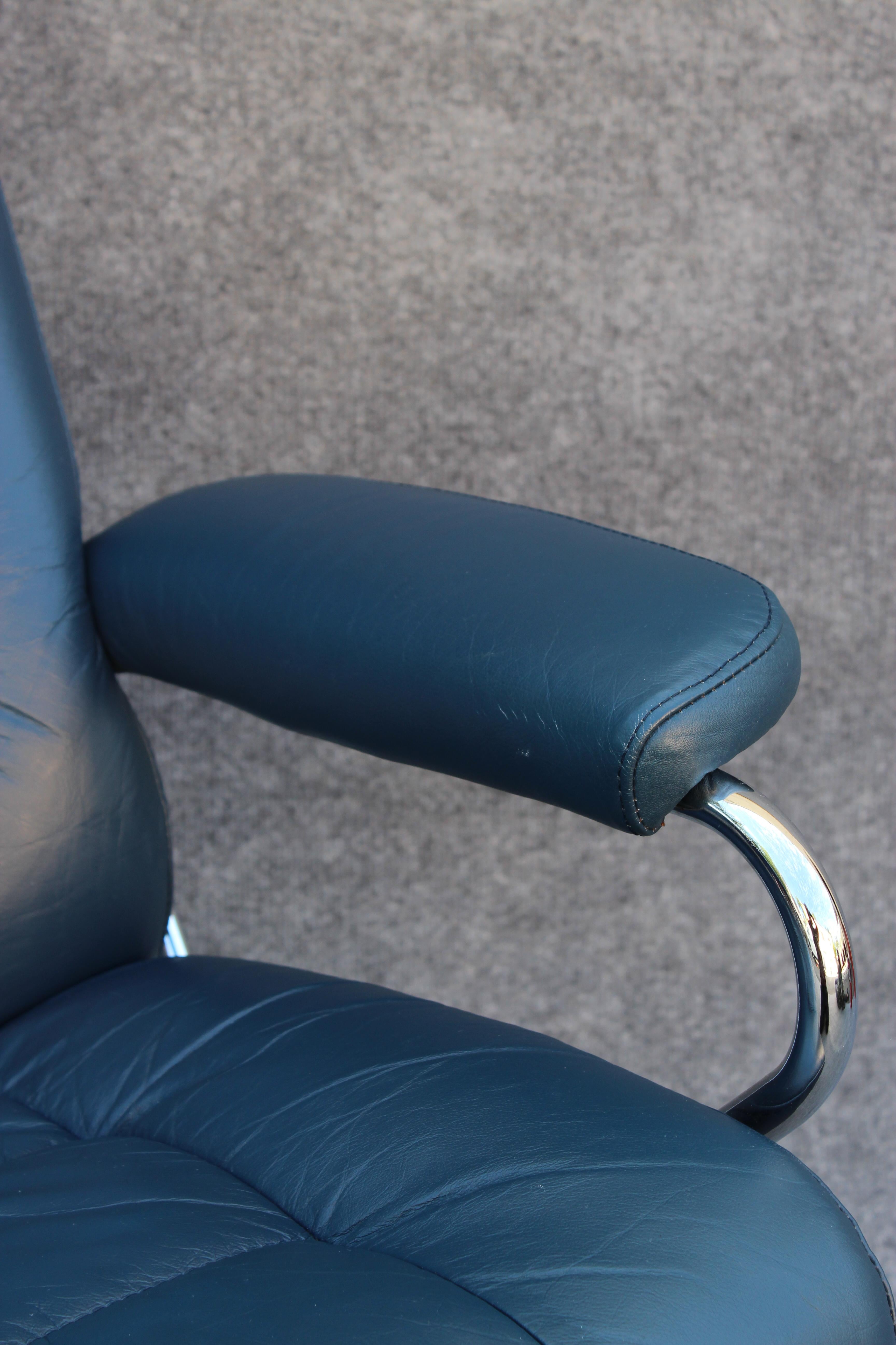 Ekornes Stressless Stressless Lounge Chair & Ottoman, Navy Blue Leather & Steel For Sale 4