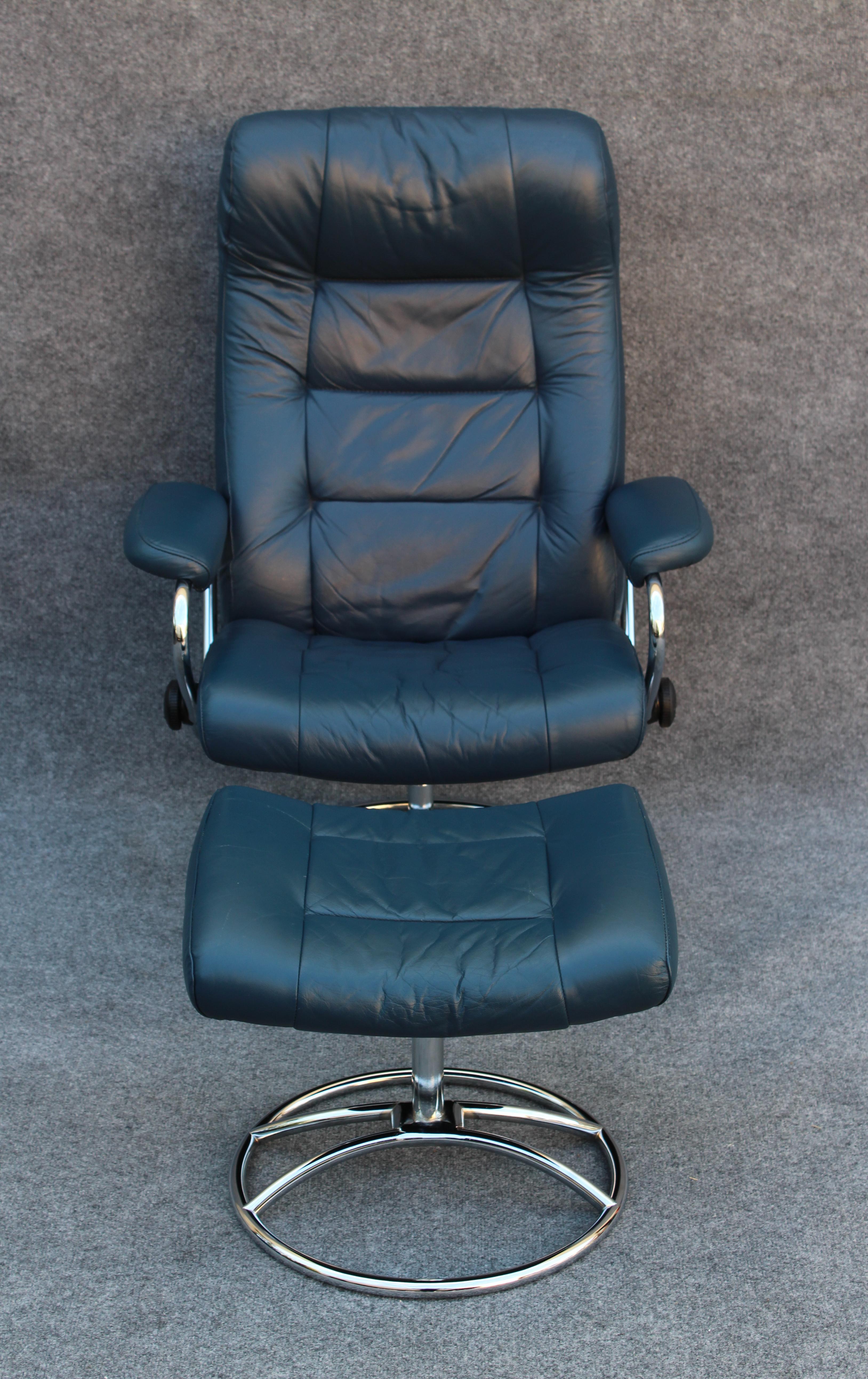Post-Modern Ekornes Stressless Stressless Lounge Chair & Ottoman, Navy Blue Leather & Steel For Sale