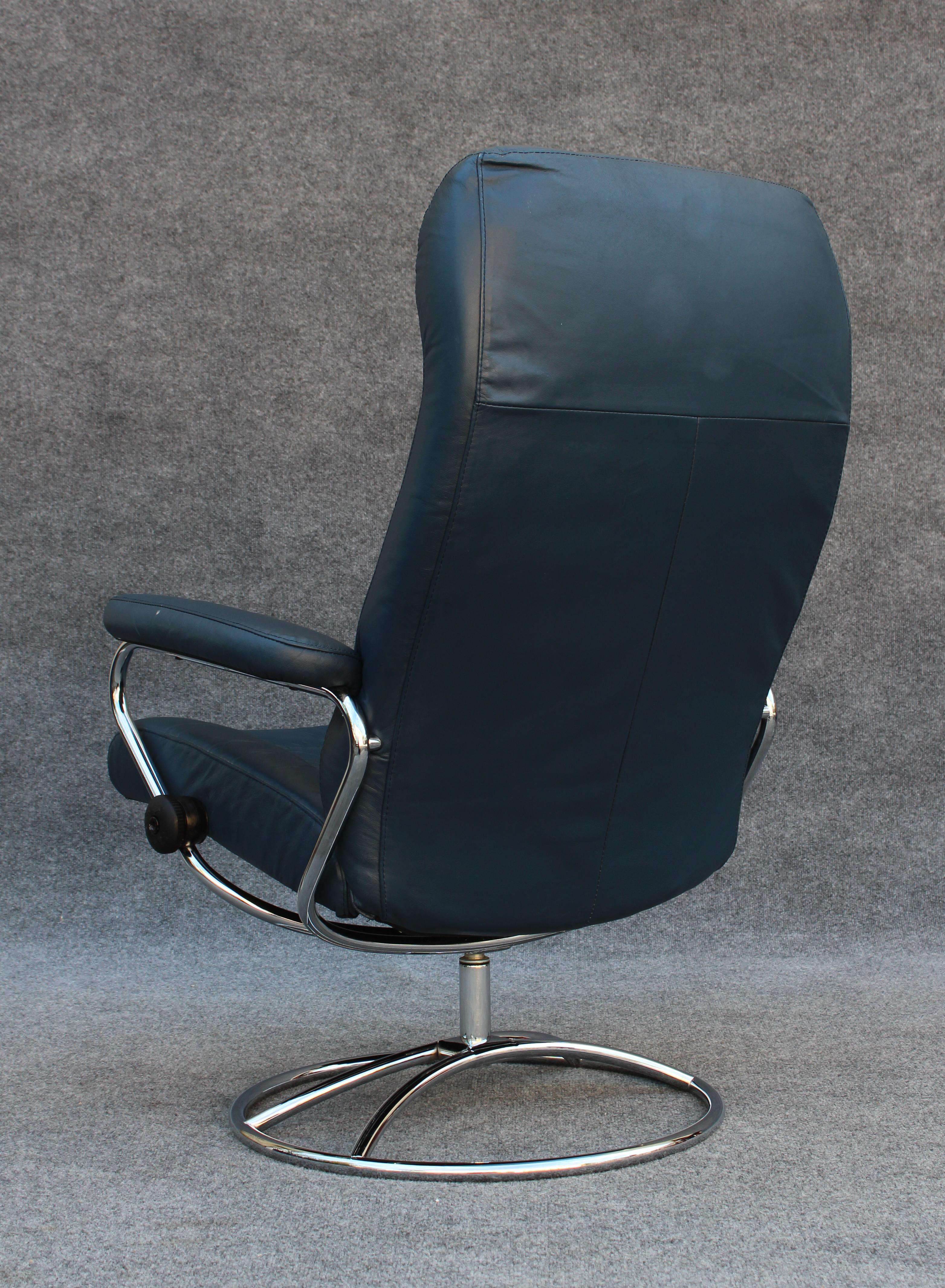 Danish Ekornes Stressless Stressless Lounge Chair & Ottoman, Navy Blue Leather & Steel For Sale