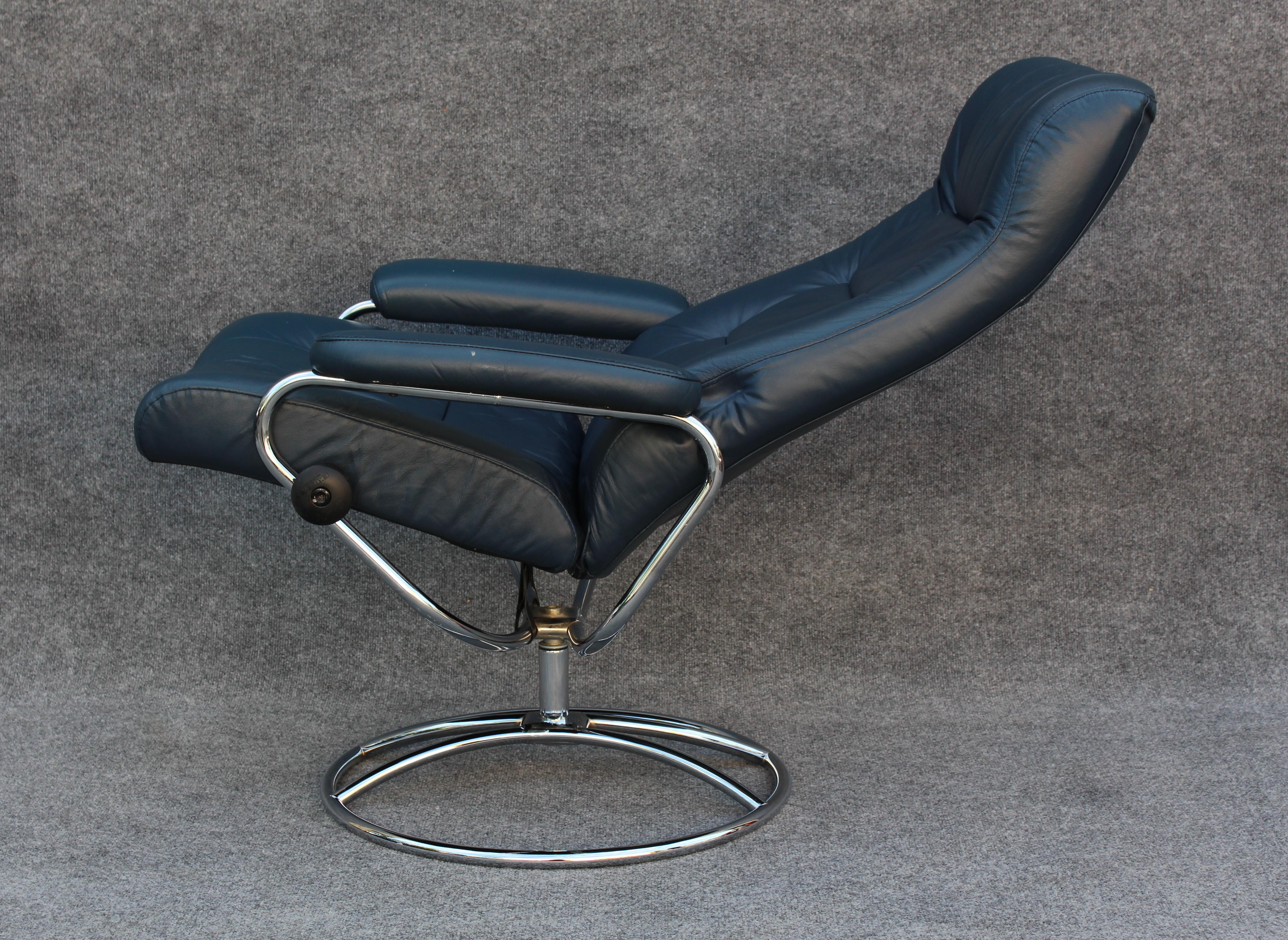 Ekornes Stressless Stressless Lounge Chair & Ottoman, Navy Blue Leather & Steel In Good Condition For Sale In Philadelphia, PA