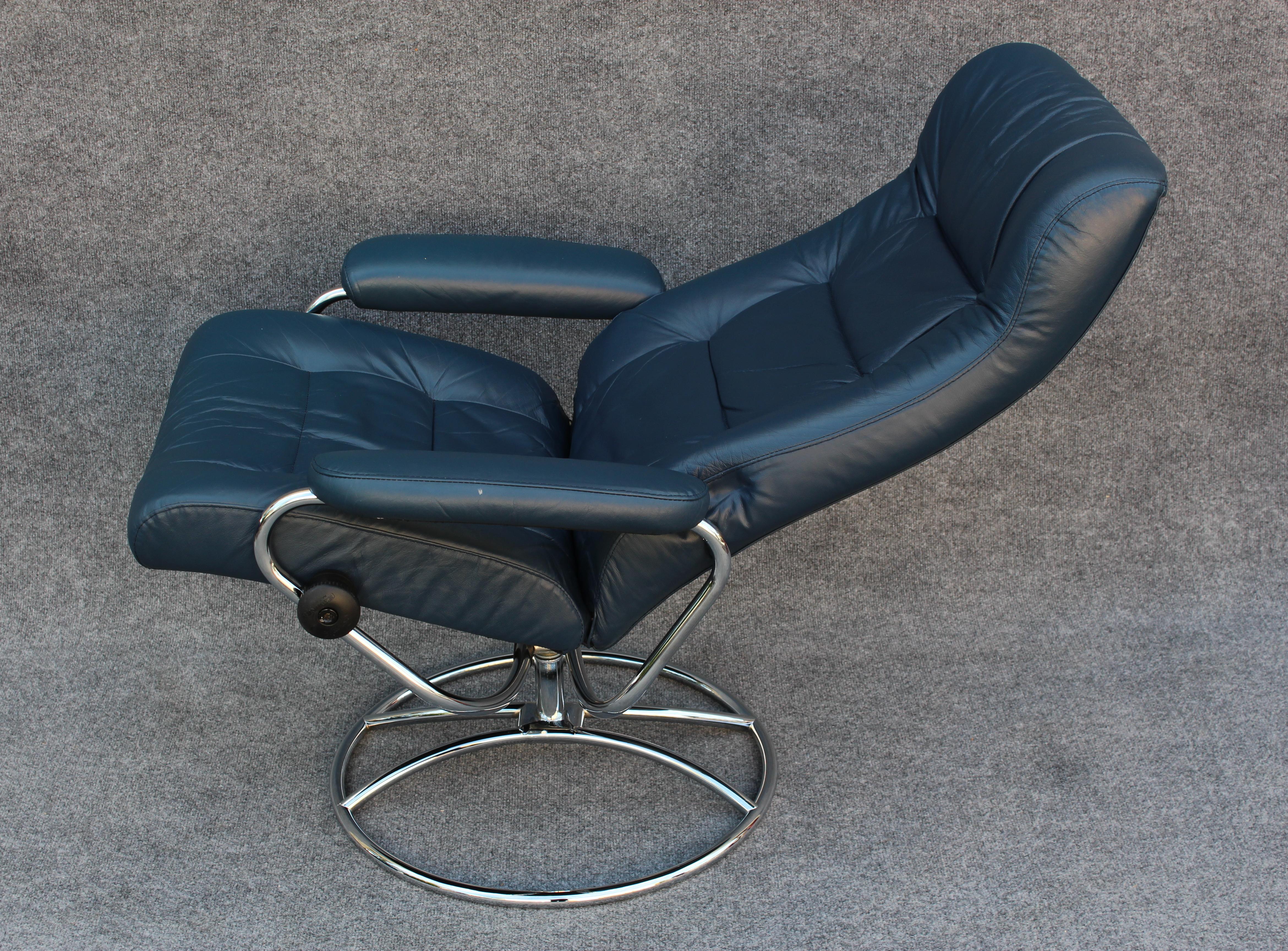 Contemporary Ekornes Stressless Stressless Lounge Chair & Ottoman, Navy Blue Leather & Steel For Sale