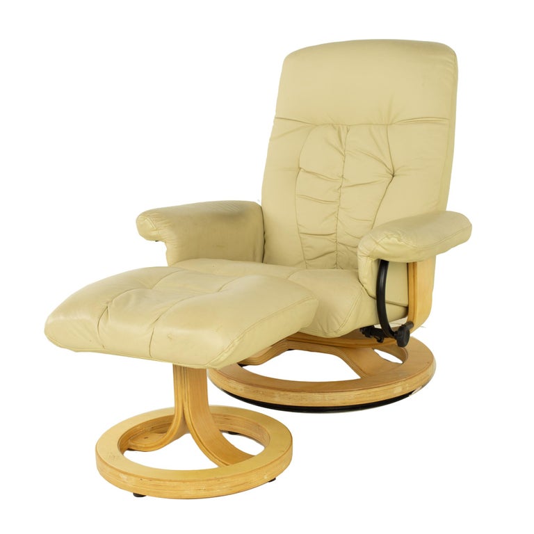 Mid-Century Modern Ekornes Stressless Style Mid-Century Leather Lounge Chair and Ottoman For Sale