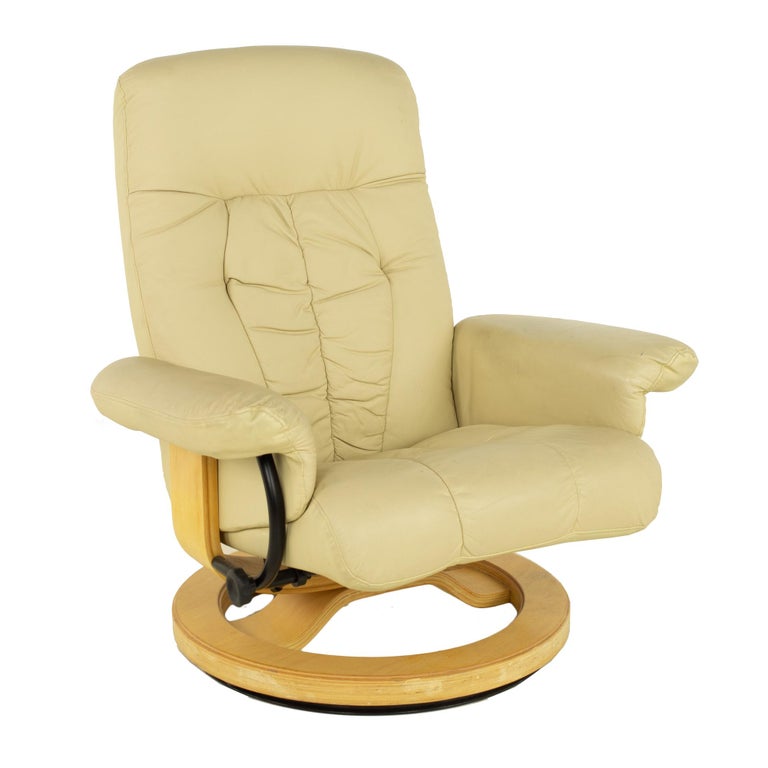 Ekornes Stressless Style Mid-Century Leather Lounge Chair and Ottoman For Sale 1