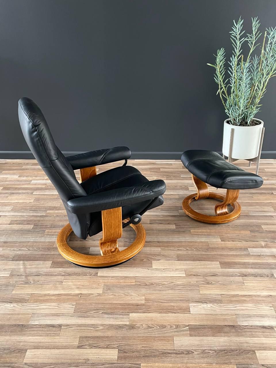 Ekornes Stressless Tan Leather Reclining Swivel Chair with Ottoman In Good Condition In Los Angeles, CA